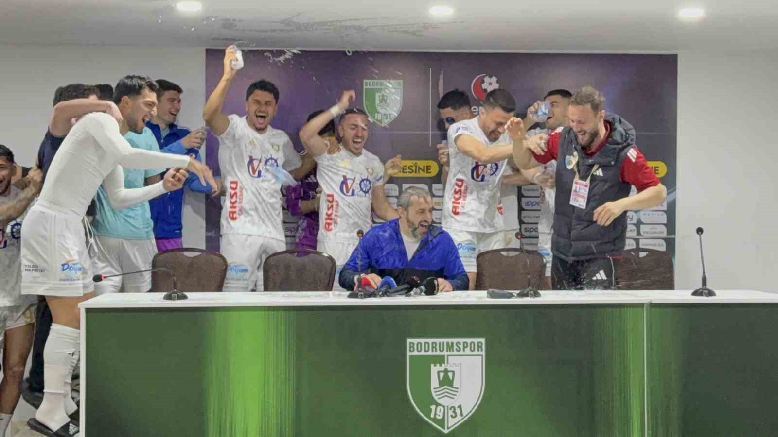 Erzurumspor FK oyuncuları basın toplantısını basıp kutlama yaptı
