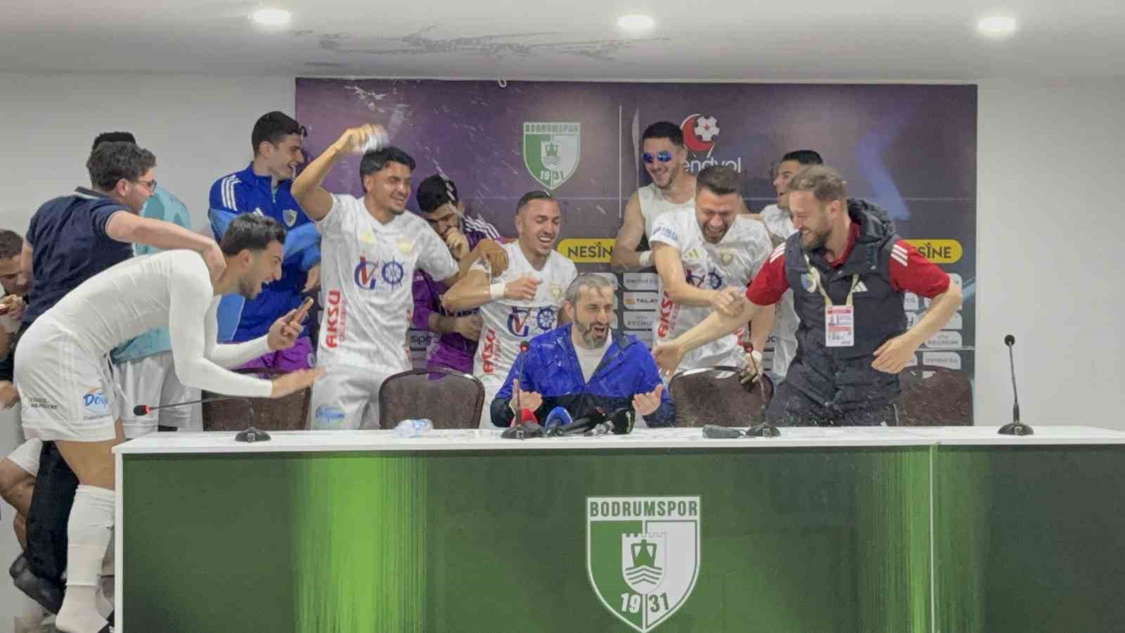 Erzurumspor FK oyuncuları basın toplantısını basıp kutlama yaptı
