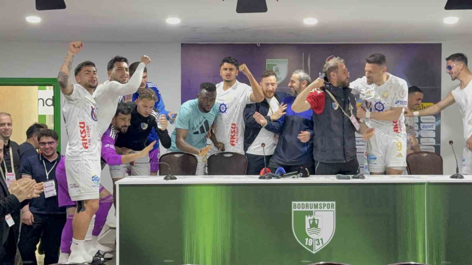 Erzurumspor FK oyuncuları basın toplantısını basıp kutlama yaptı
