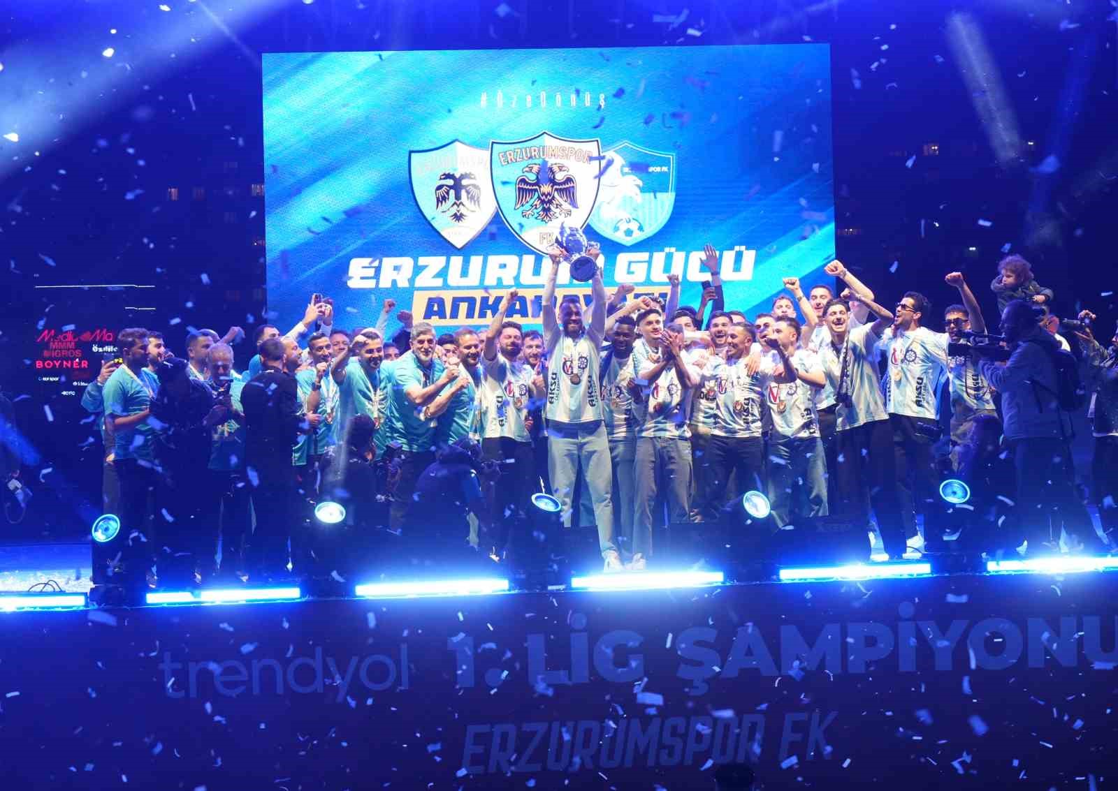 Erzurumspor FK şampiyonluk kupasını aldı
