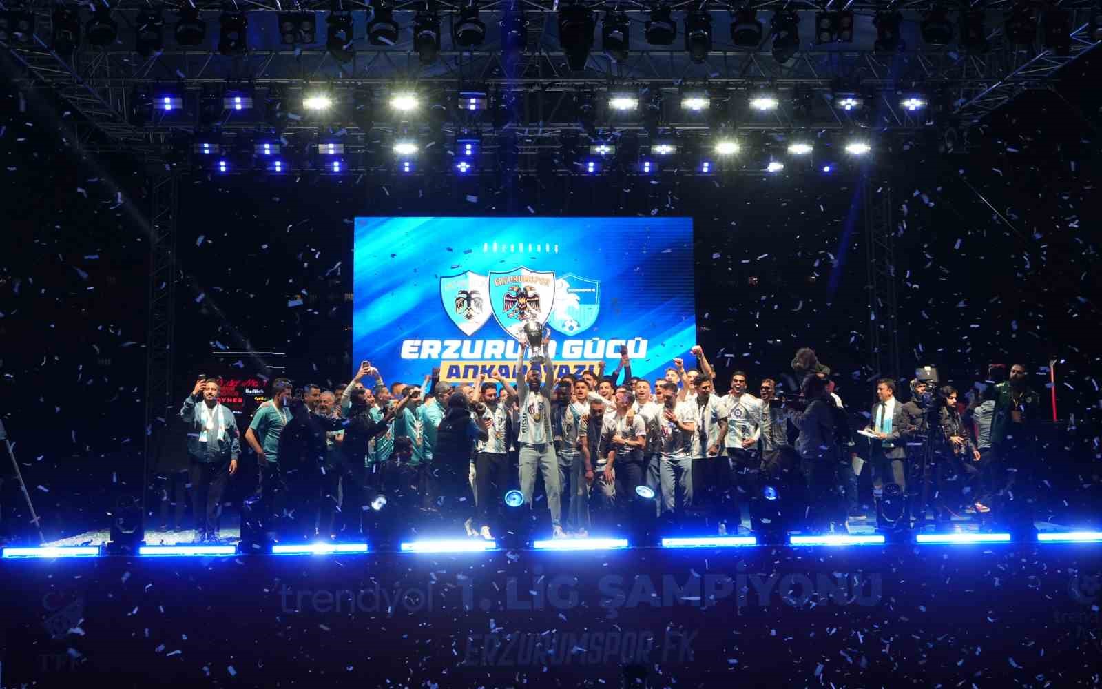 Erzurumspor FK şampiyonluk kupasını aldı
