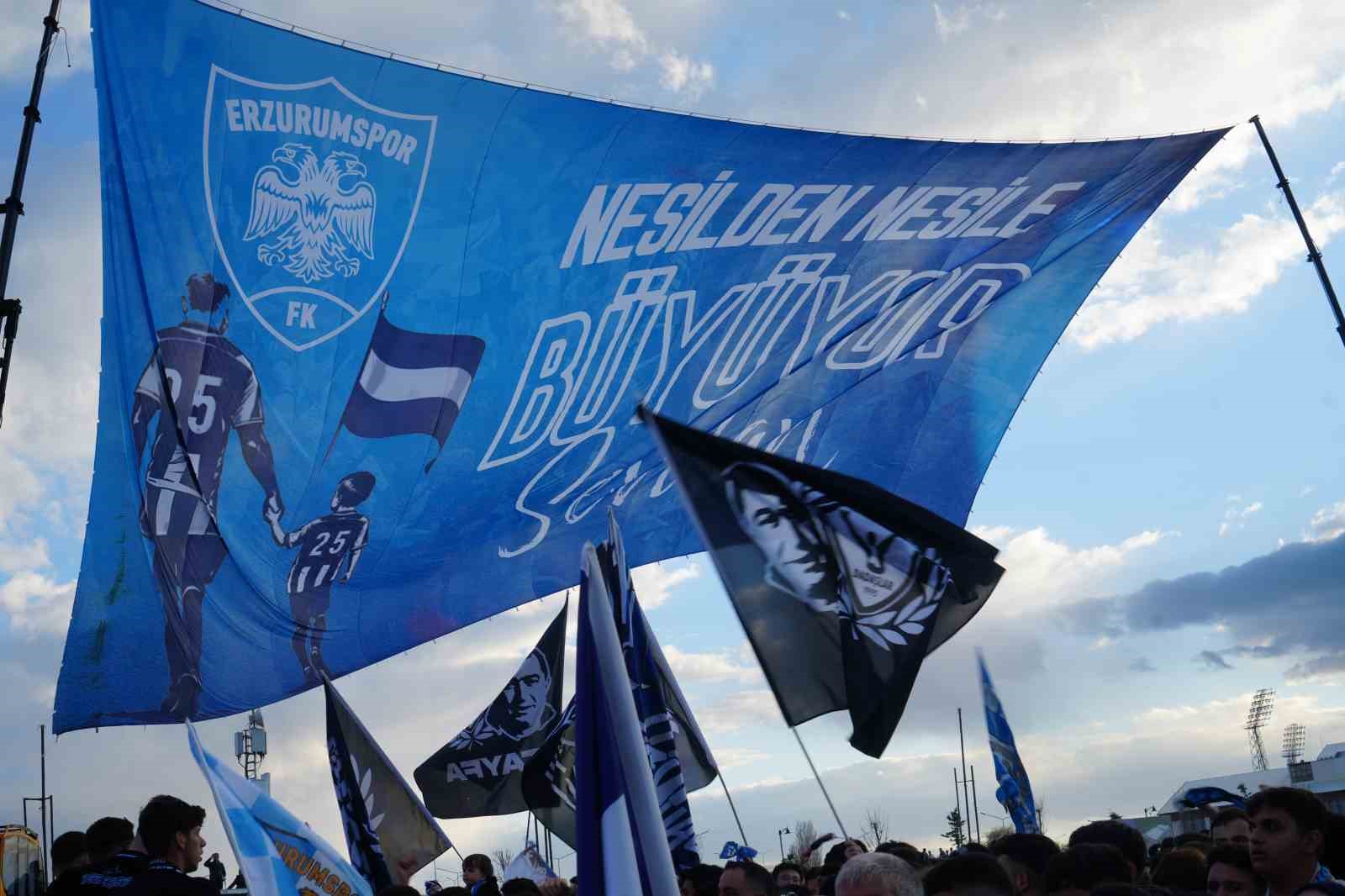 Erzurumspor FK şampiyonluk kupasını aldı
