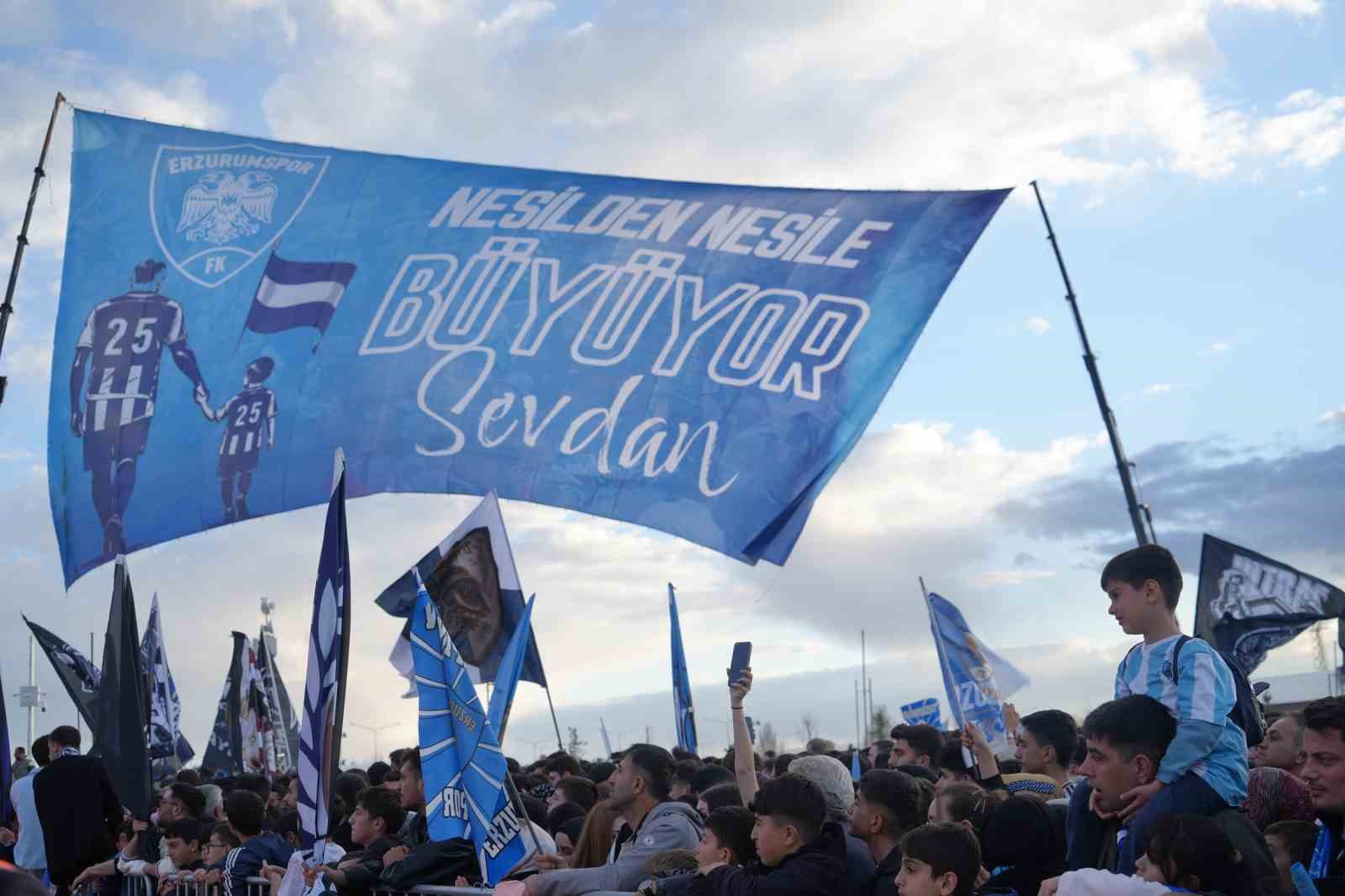 Erzurumspor FK şampiyonluk kupasını aldı
