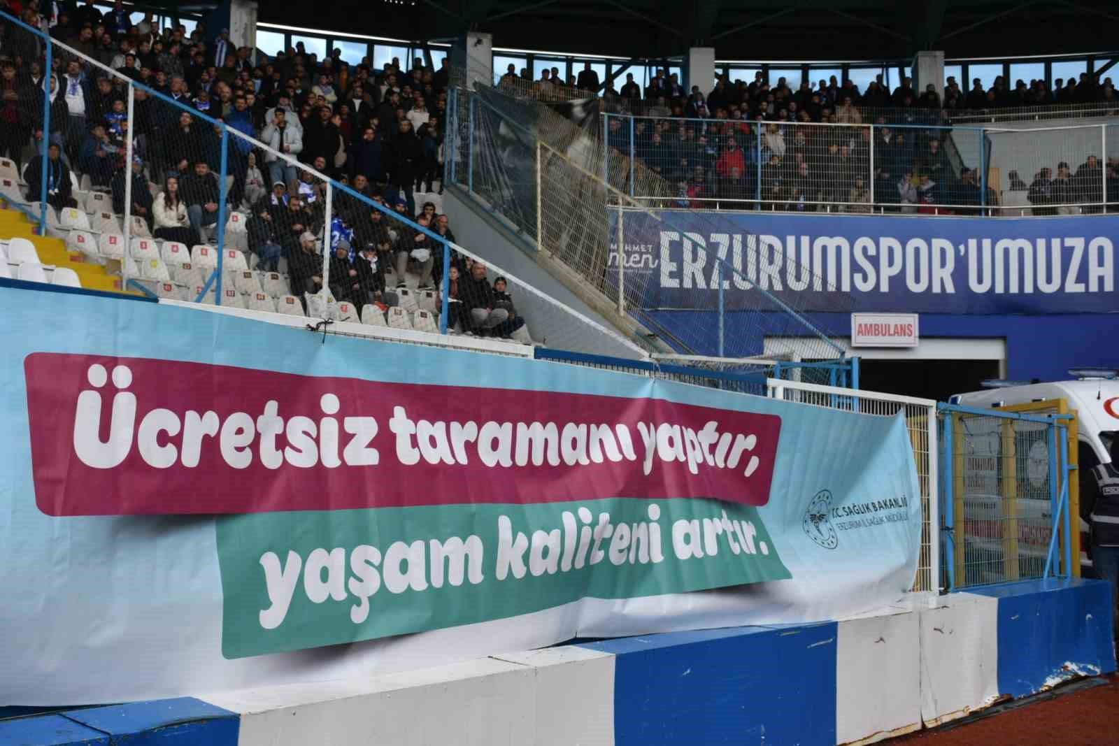 Erzurumspor tribünlerinden anlamlı mesaj: "Ücretsiz taramanı yaptır, yaşam kaliteni artır"
