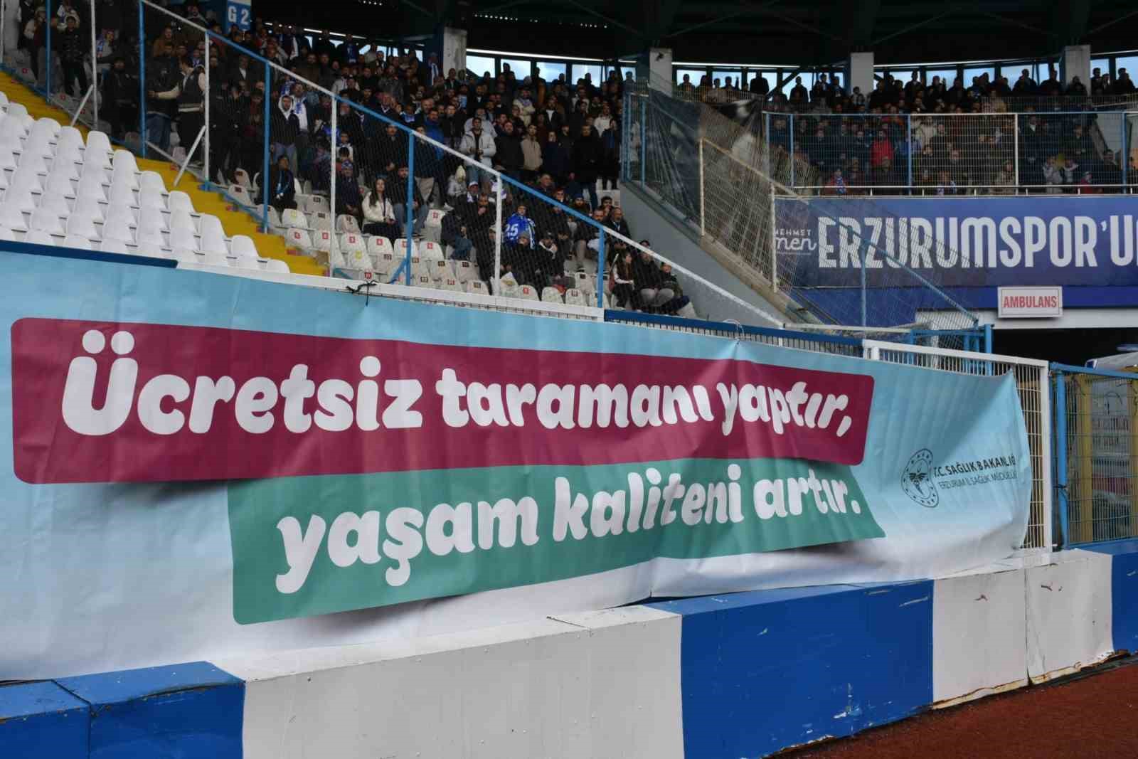 Erzurumspor tribünlerinden anlamlı mesaj: "Ücretsiz taramanı yaptır, yaşam kaliteni artır"
