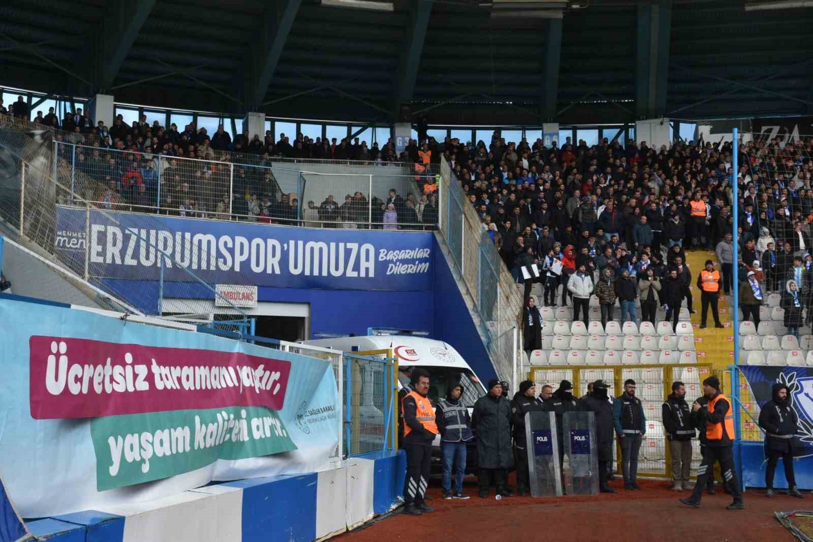 Erzurumspor tribünlerinden anlamlı mesaj: "Ücretsiz taramanı yaptır, yaşam kaliteni artır"
