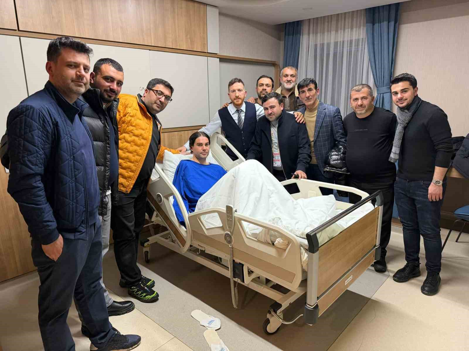 Erzurumspor’da Orbanic’e moral ziyareti, Yakup Kırtay’a 100. maç tebriği
Erzurumspor’da Orbanic’e moral ziyareti, Yakup Kırtay’a 100. maç tebriği