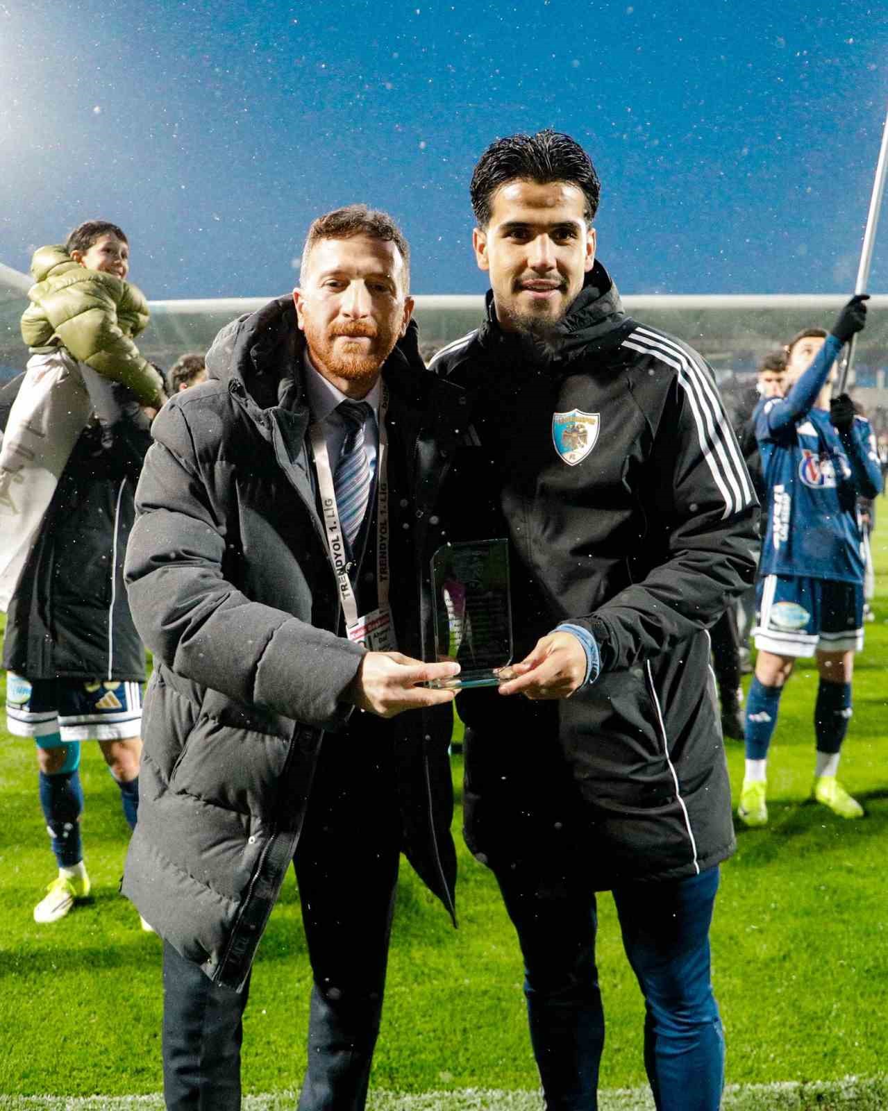 Erzurumspor’da Orbanic’e moral ziyareti, Yakup Kırtay’a 100. maç tebriği
Erzurumspor’da Orbanic’e moral ziyareti, Yakup Kırtay’a 100. maç tebriği