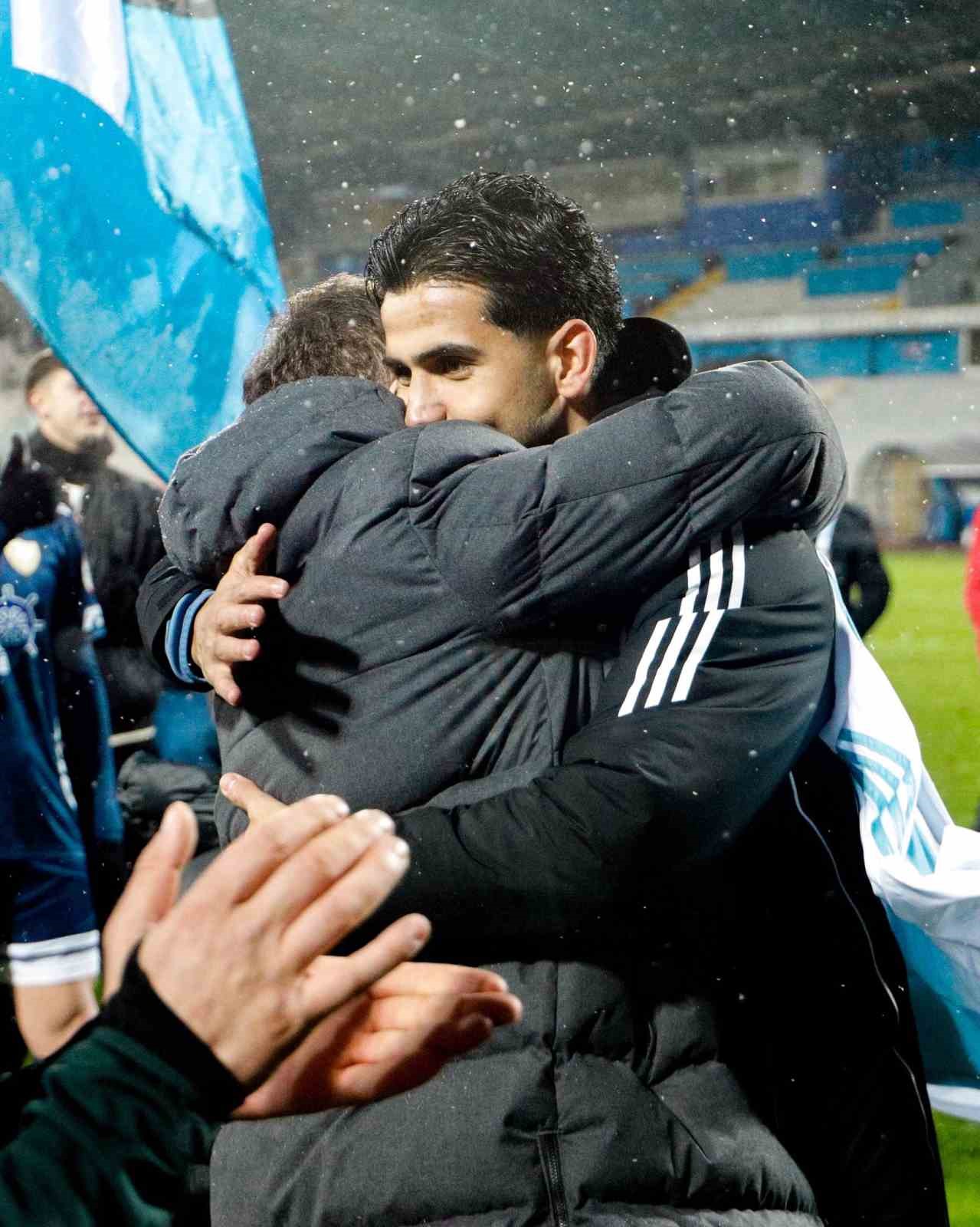 Erzurumspor’da Orbanic’e moral ziyareti, Yakup Kırtay’a 100. maç tebriği
Erzurumspor’da Orbanic’e moral ziyareti, Yakup Kırtay’a 100. maç tebriği