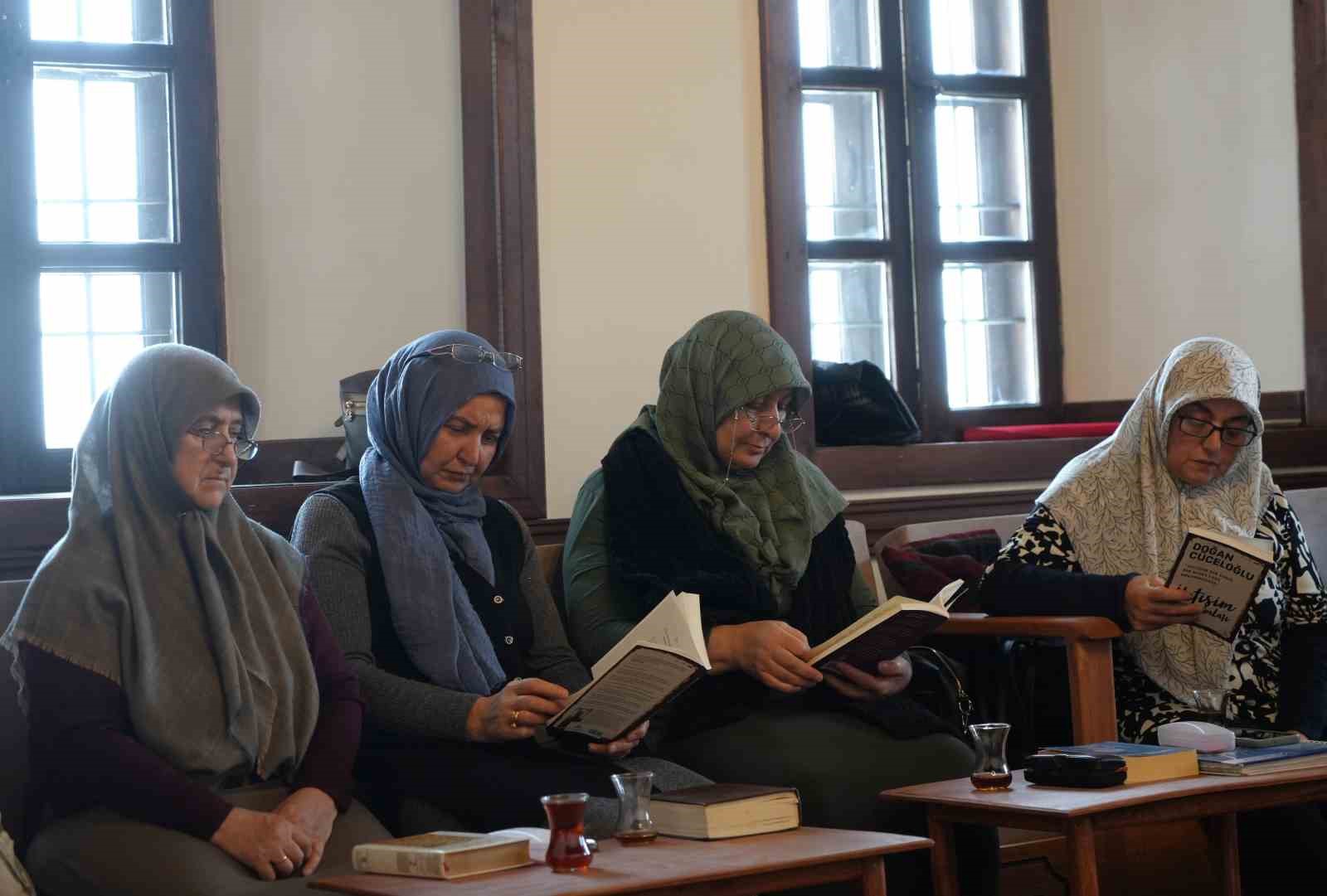 Erzurum’un kitap kurdu ev hanımları: Martin Eden’i de okuyorlar İlber Ortaylı’yı da
