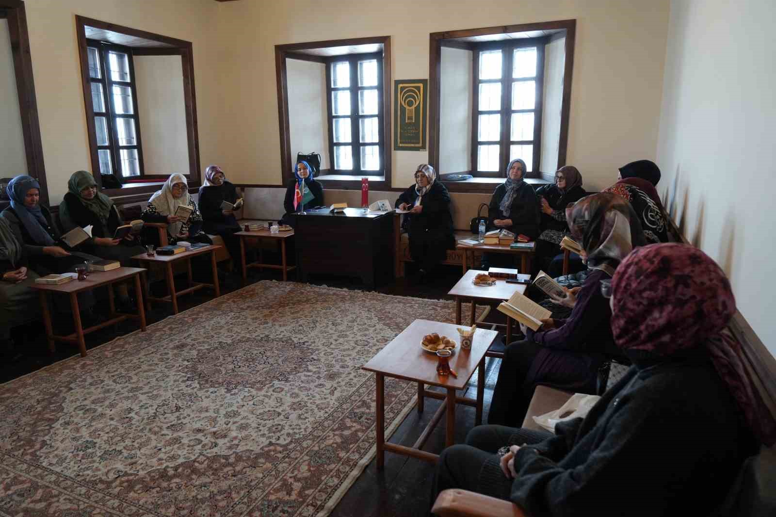 Erzurum’un kitap kurdu ev hanımları: Martin Eden’i de okuyorlar İlber Ortaylı’yı da
