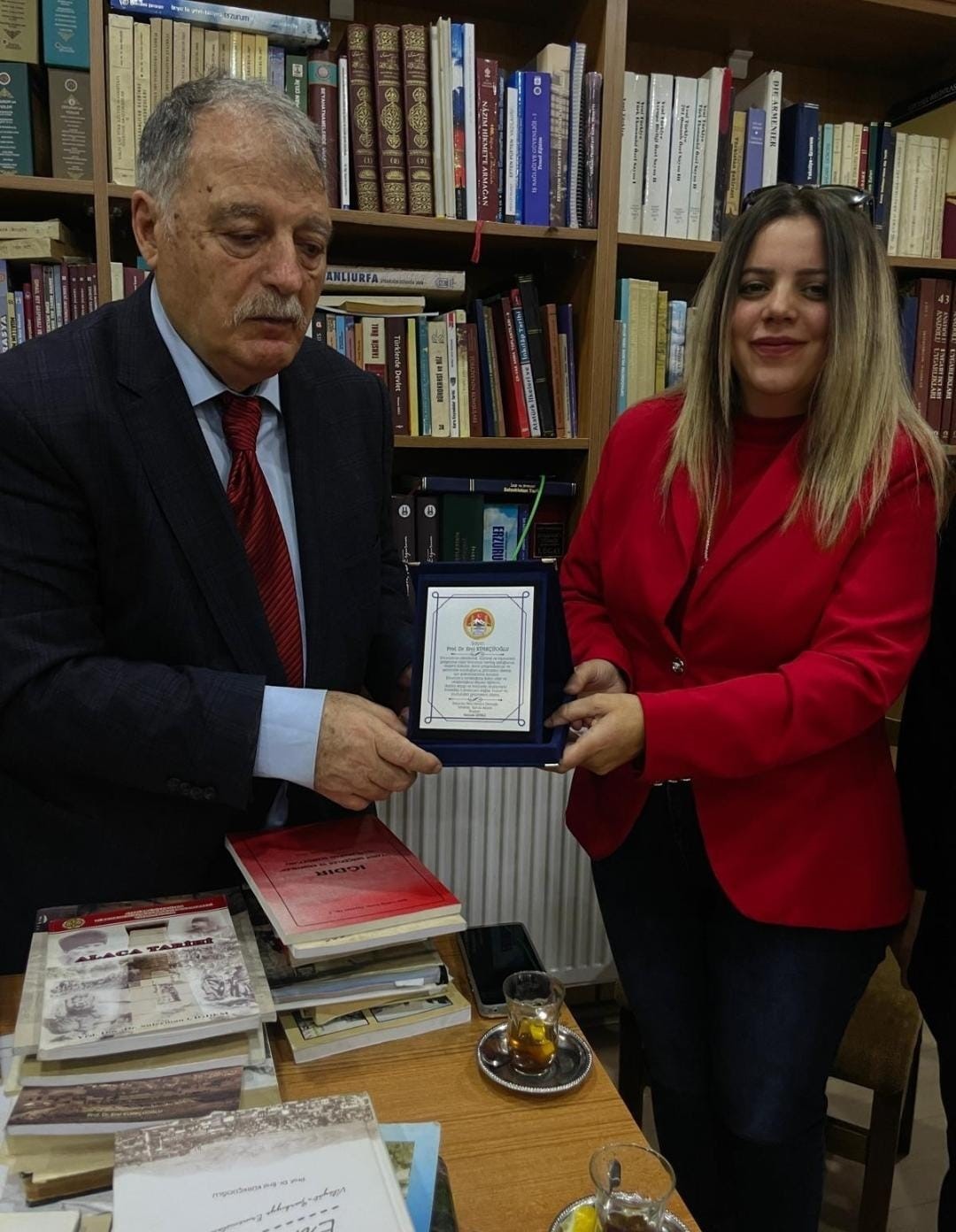 Erzurum’un tarih hafızasına vefa: Prof. Dr. Erol Kürkçüoğlu’na plaket verdiler
