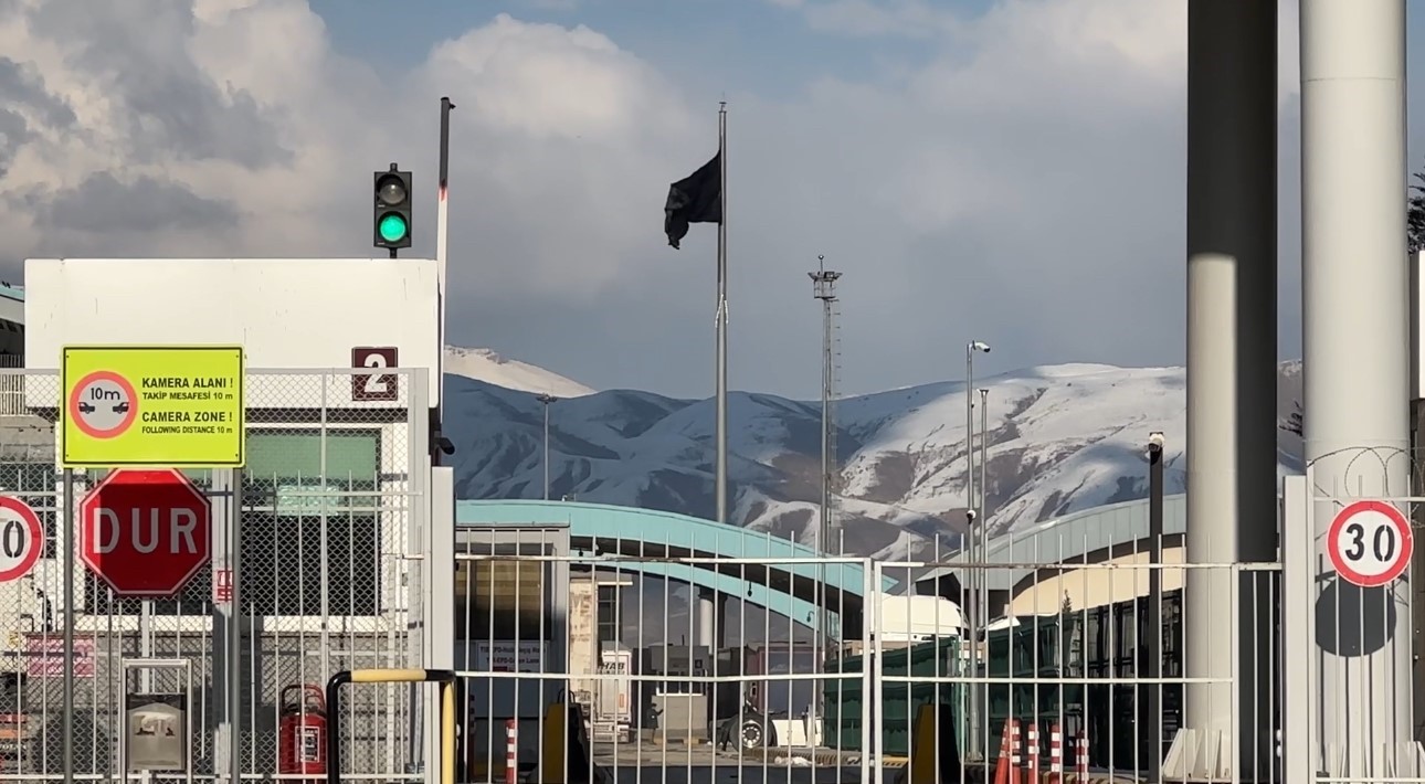 Esendere Sınır Kapısı’nda kısıtlama: İran tarafında dev siyah bayrak dikkat çekti
