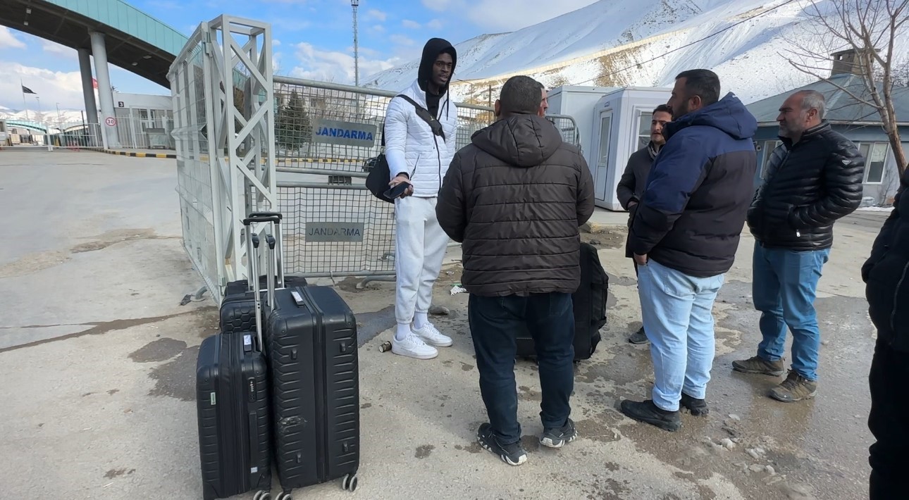 Esendere Sınır Kapısı’nda kısıtlama: İran tarafında dev siyah bayrak dikkat çekti
