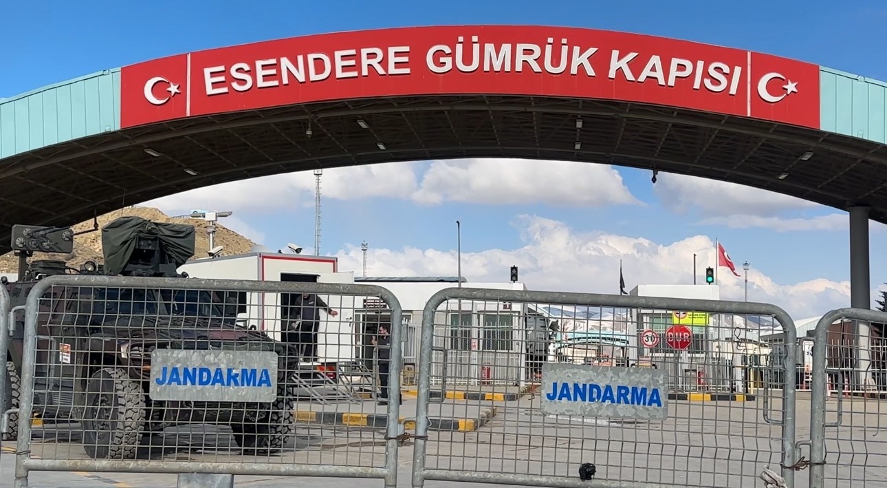 Esendere Sınır Kapısı’nda kısıtlama: İran tarafında dev siyah bayrak dikkat çekti
