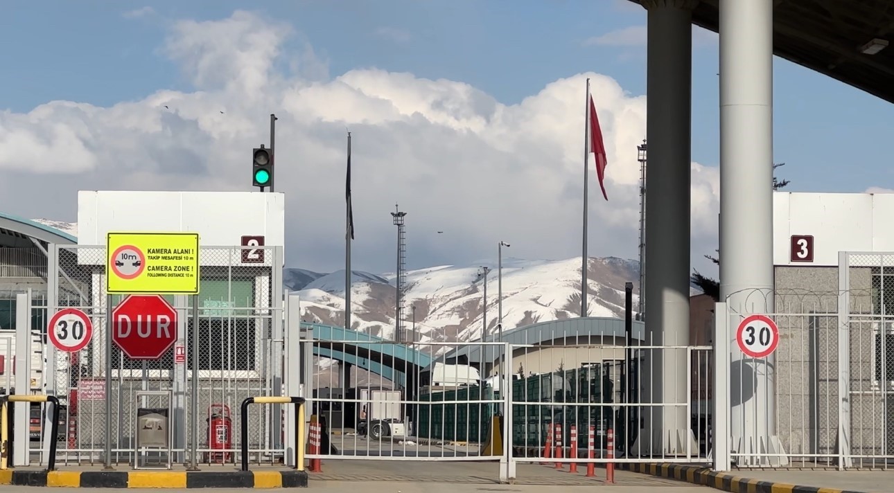 Esendere Sınır Kapısı’nda kısıtlama: İran tarafında dev siyah bayrak dikkat çekti
