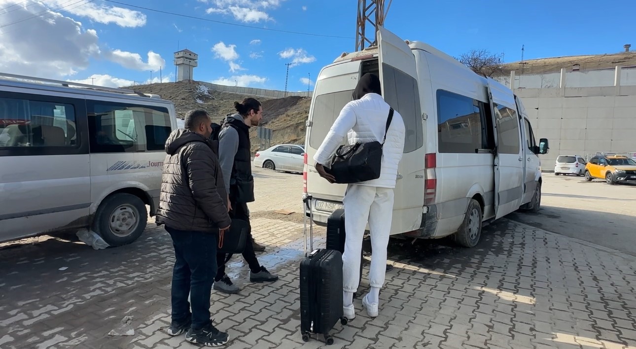 Esendere Sınır Kapısı’nda kısıtlama: İran tarafında dev siyah bayrak dikkat çekti
