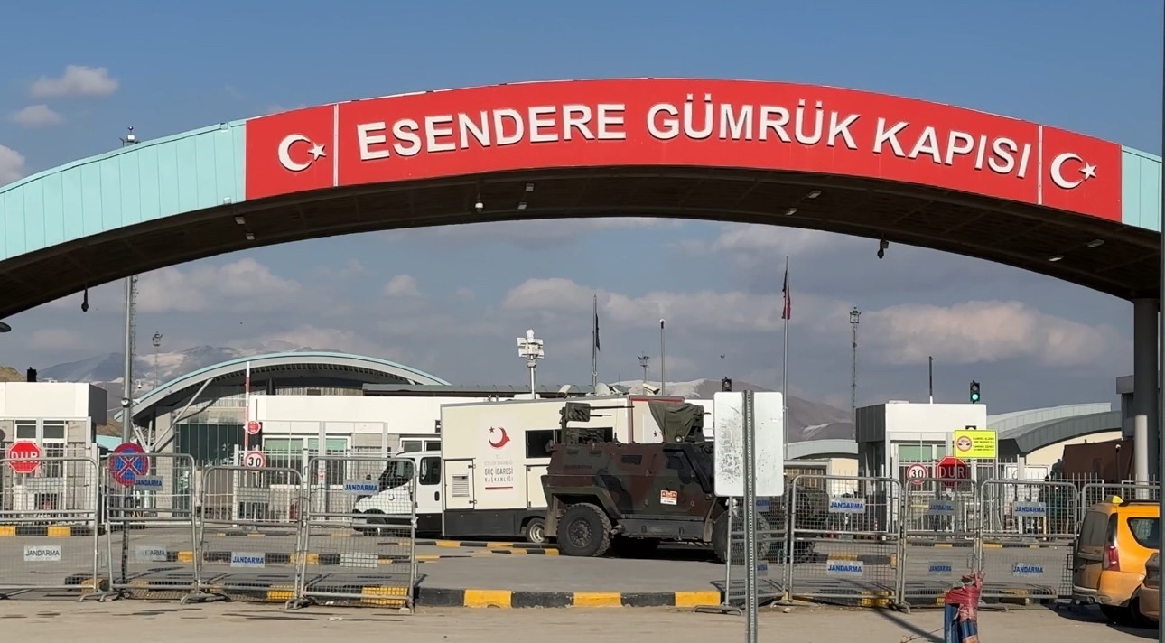 Esendere Sınır Kapısı’nda sessiz bekleyiş
