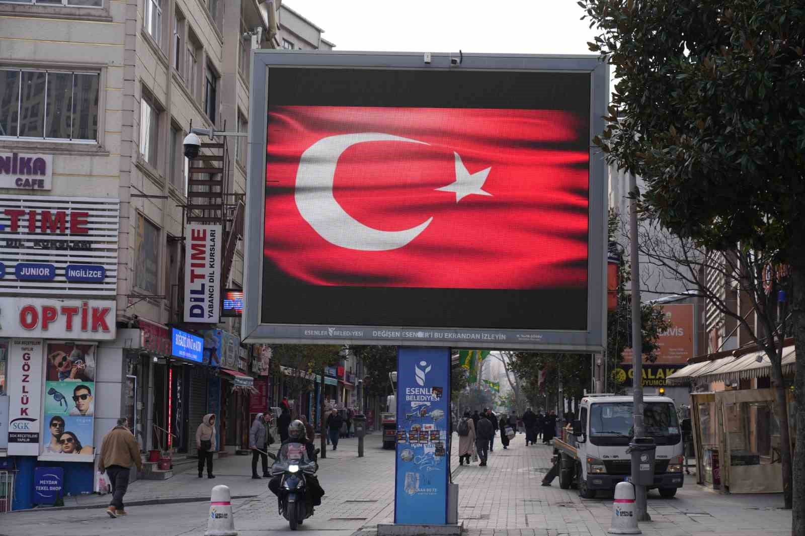 Esenler ay yıldızlı bayrağa büründü
