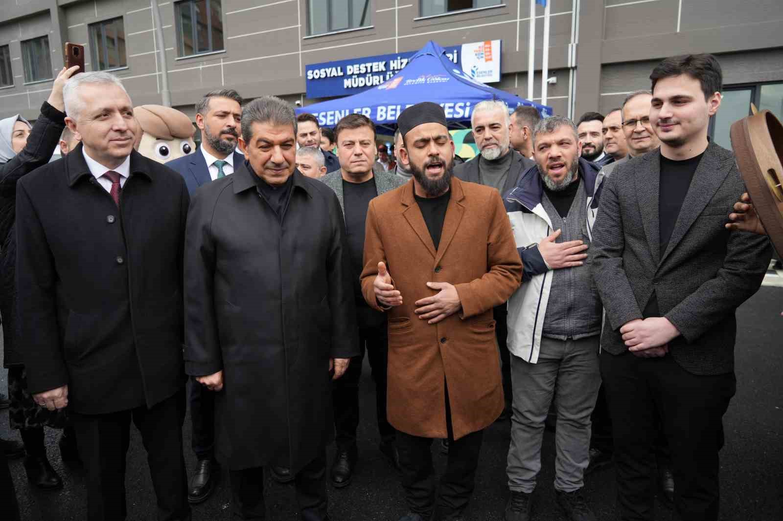 Esenler Belediye Başkanı Mehmet Tevfik Göksu’ya ilahi sürprizi
Esenler Belediye Başkanı Mehmet Tevfik Göksu’ya ilahi sürprizi