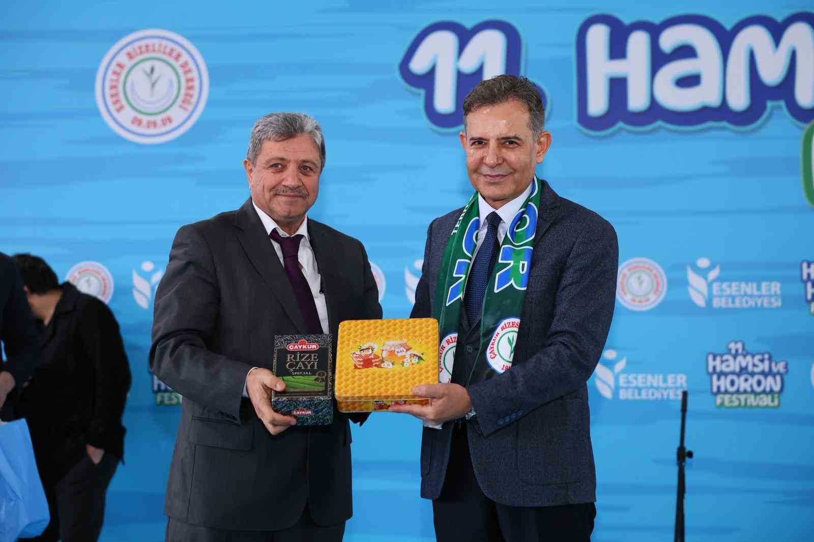 Esenler’de 11. Hamsi ve Horon Festivali: 5 ton balık ve helva dağıtıldı
