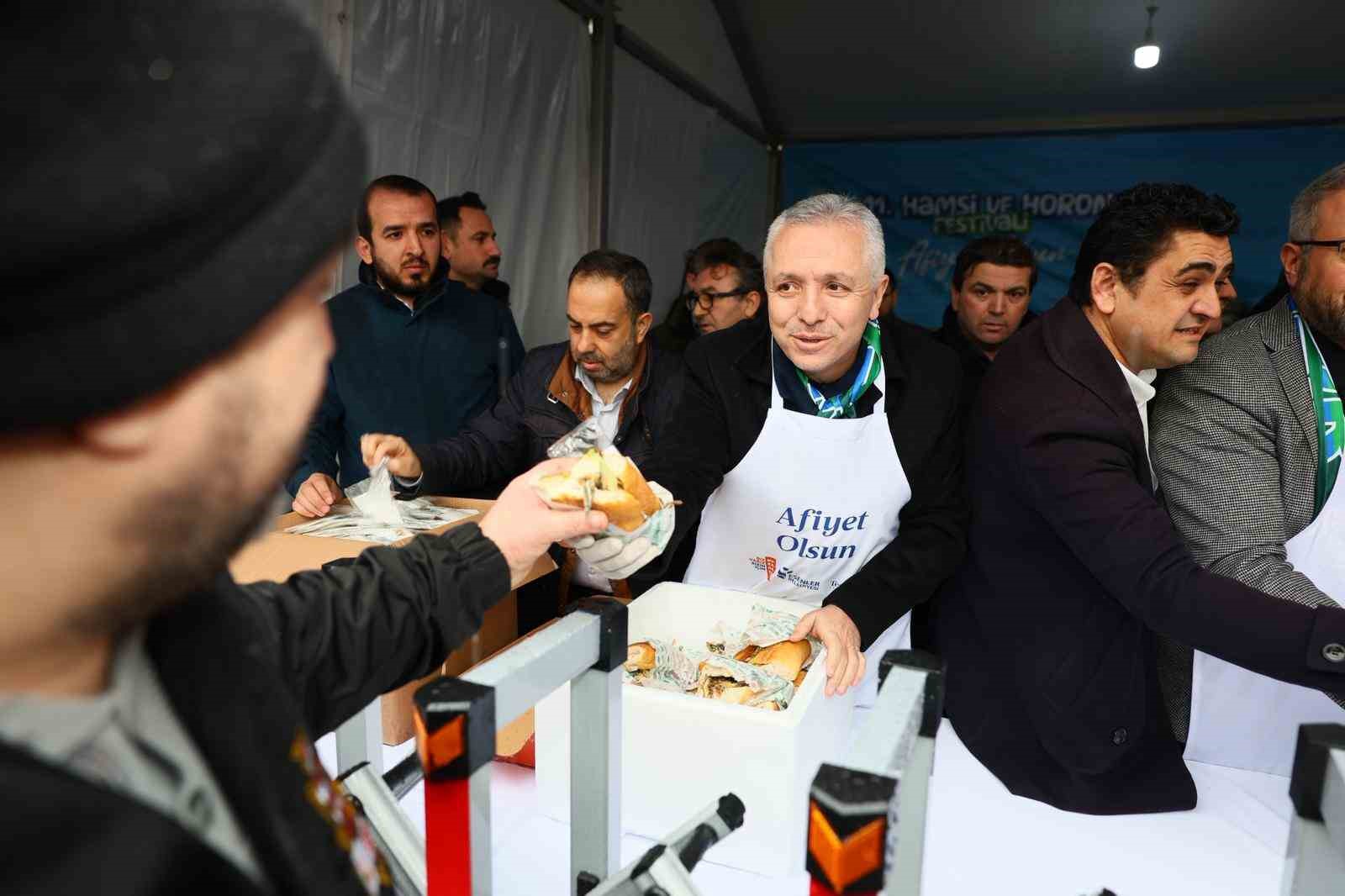 Esenler’de 11. Hamsi ve Horon Festivali: 5 ton balık ve helva dağıtıldı
