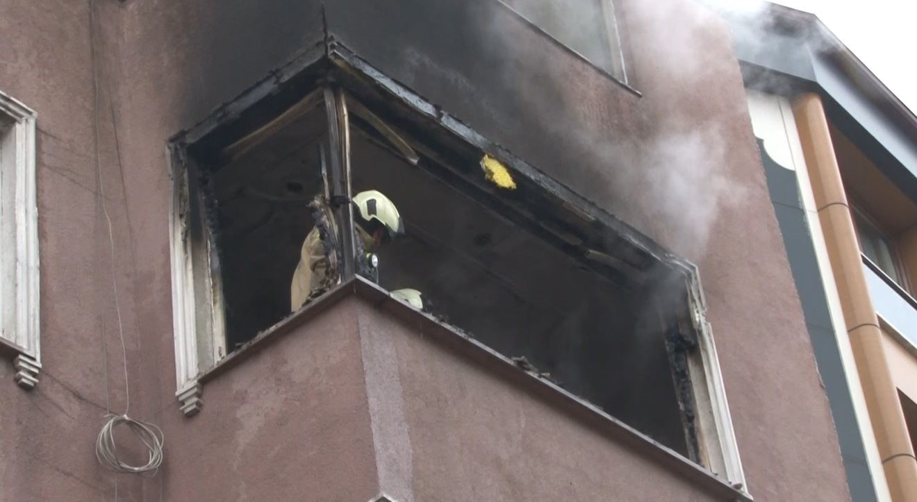 Esenler’de 4 katlı binada yangın paniği: Küle dönenen daire kullanılamaz hale geldi
Esenler’de 4 katlı binada yangın paniği: Küle dönenen daire kullanılamaz hale geldi