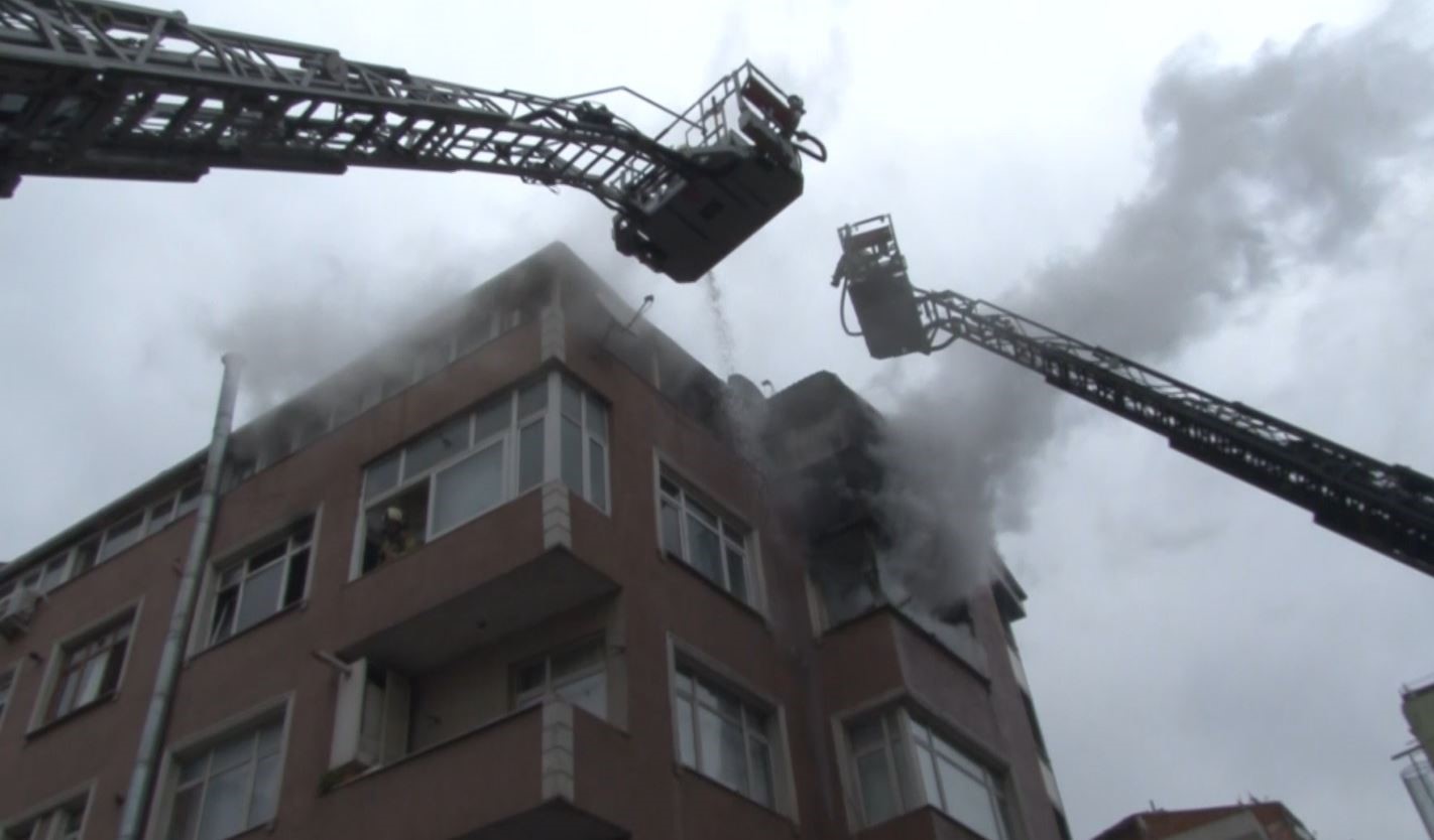 Esenler’de 4 katlı binada yangın paniği: Küle dönenen daire kullanılamaz hale geldi
Esenler’de 4 katlı binada yangın paniği: Küle dönenen daire kullanılamaz hale geldi