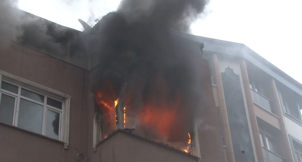 Esenler’de 4 katlı binada yangın paniği: Küle dönenen daire kullanılamaz hale geldi
Esenler’de 4 katlı binada yangın paniği: Küle dönenen daire kullanılamaz hale geldi