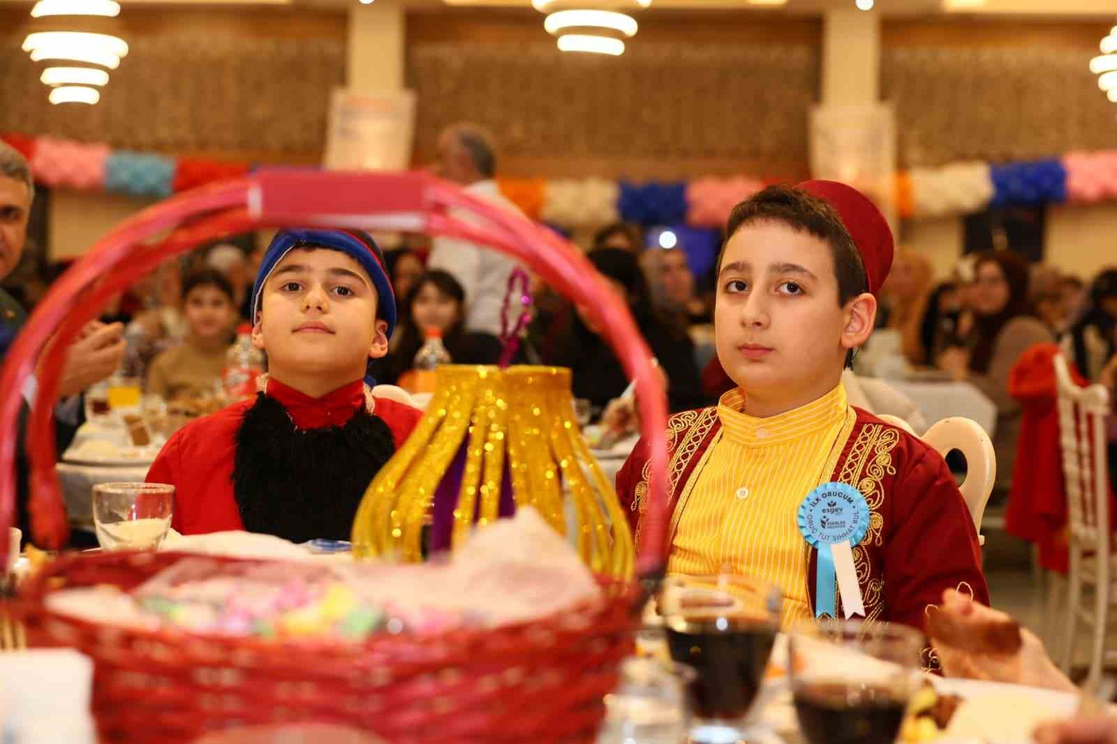 Esenler’de, 500 çocuk ilk oruç heyecanını aynı sofrada paylaştı
