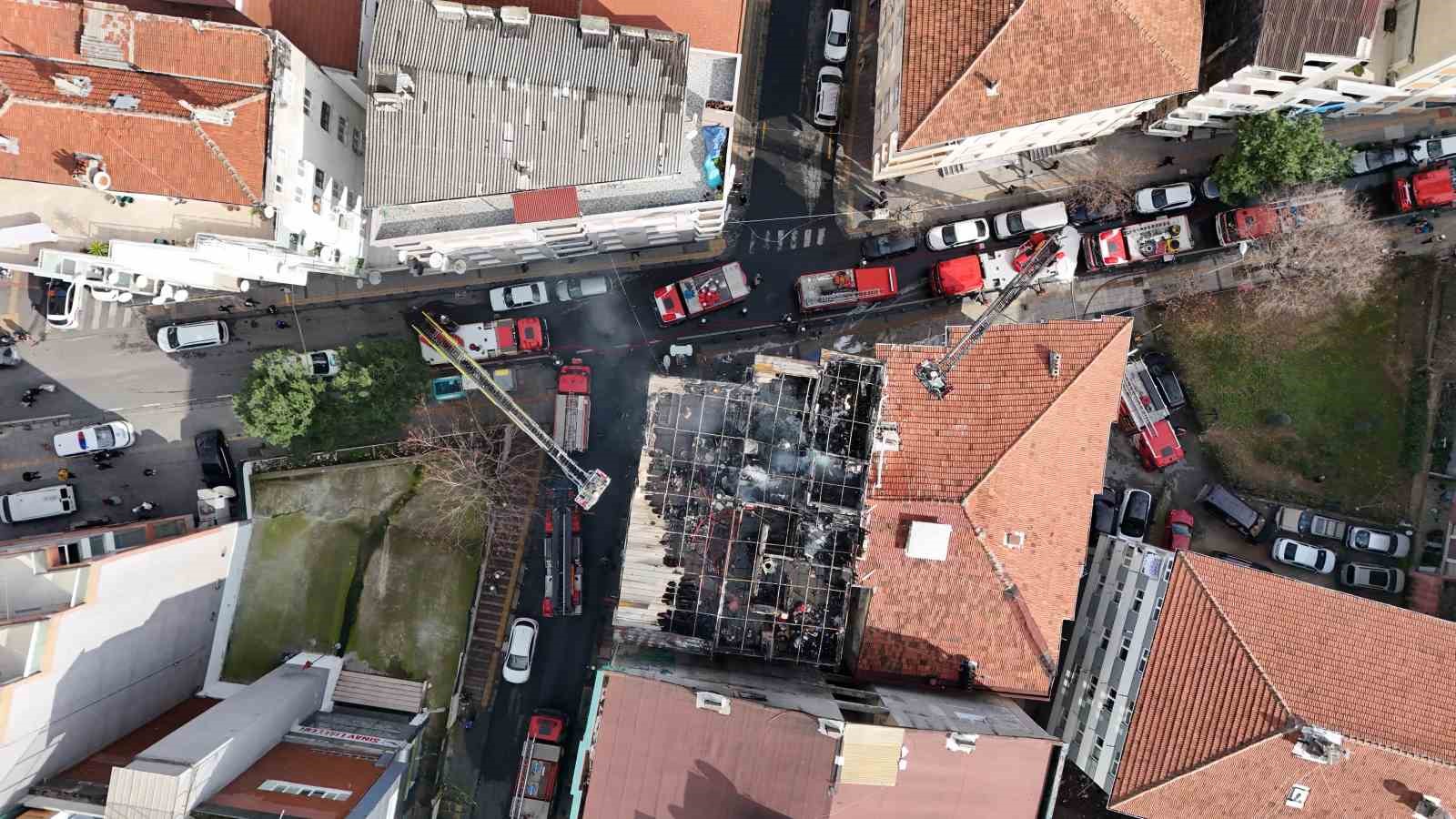 Esenler’de binanın en üst katında çıkan yangında alevler gökyüzüne yükseldi
