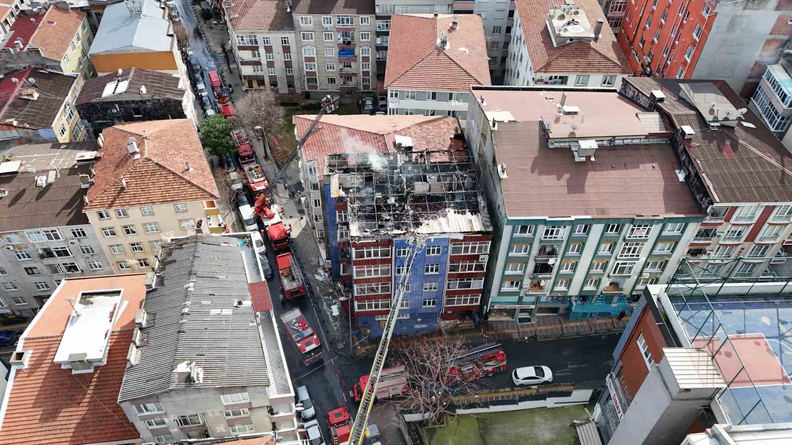 Esenler’de binanın en üst katında çıkan yangında alevler gökyüzüne yükseldi

