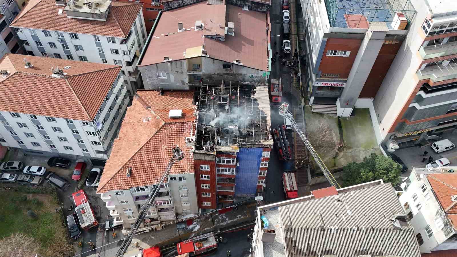 Esenler’de binanın en üst katında çıkan yangında alevler gökyüzüne yükseldi
