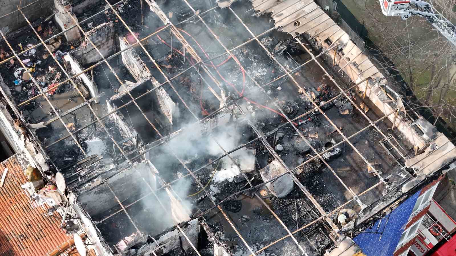 Esenler’de binanın en üst katında çıkan yangında alevler gökyüzüne yükseldi
