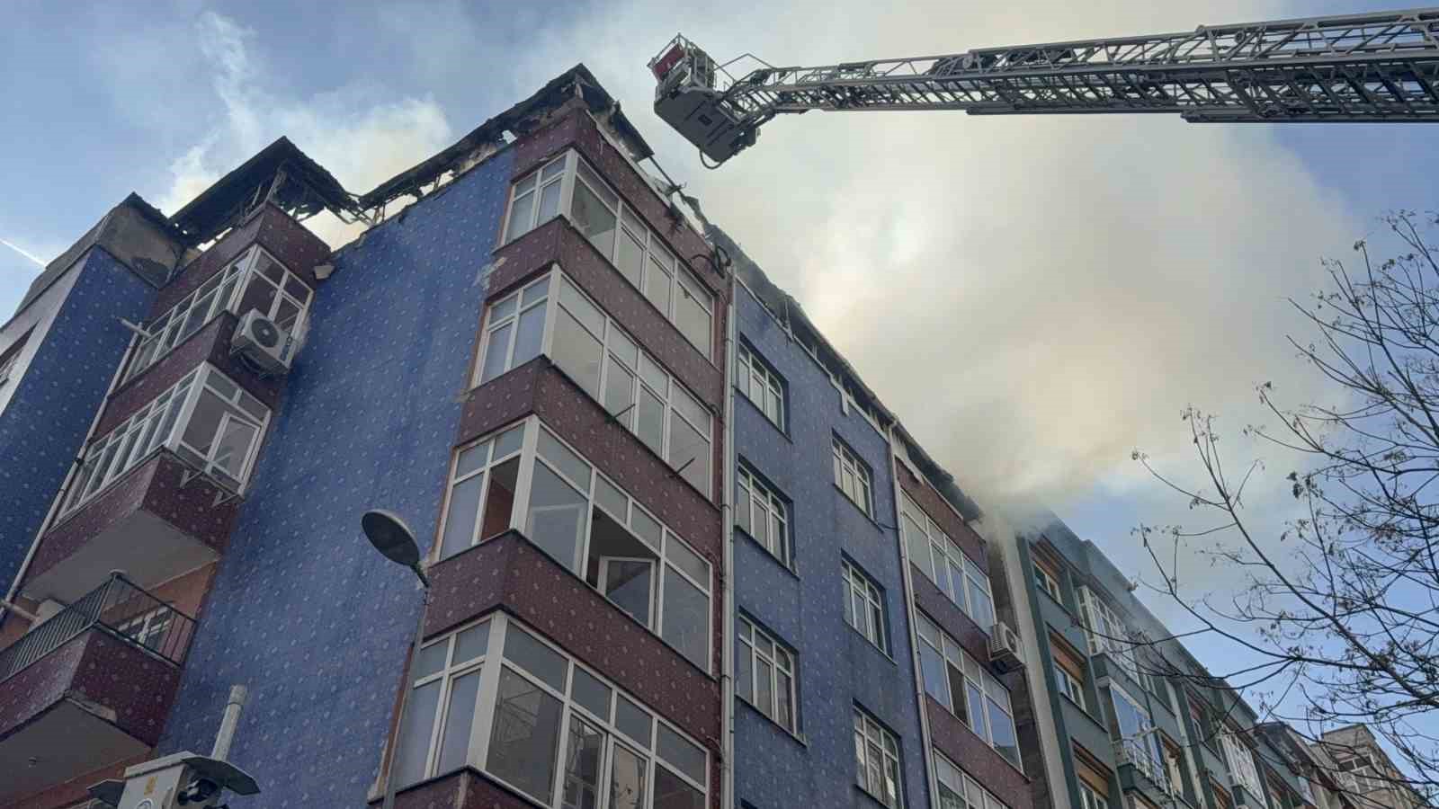 Esenler’de binanın en üst katında çıkan yangında alevler gökyüzüne yükseldi
