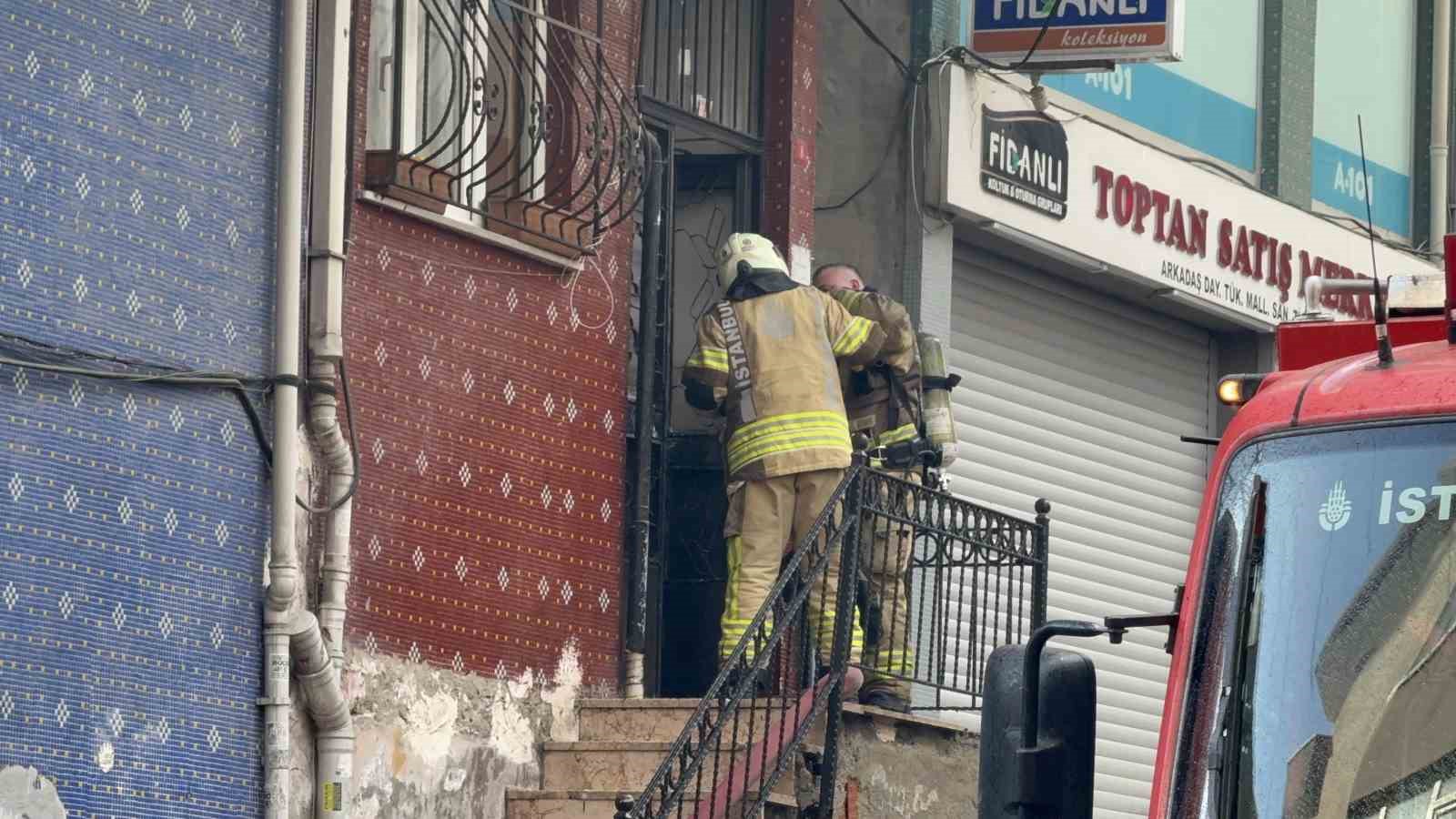 Esenler’de binanın en üst katında çıkan yangında alevler gökyüzüne yükseldi
