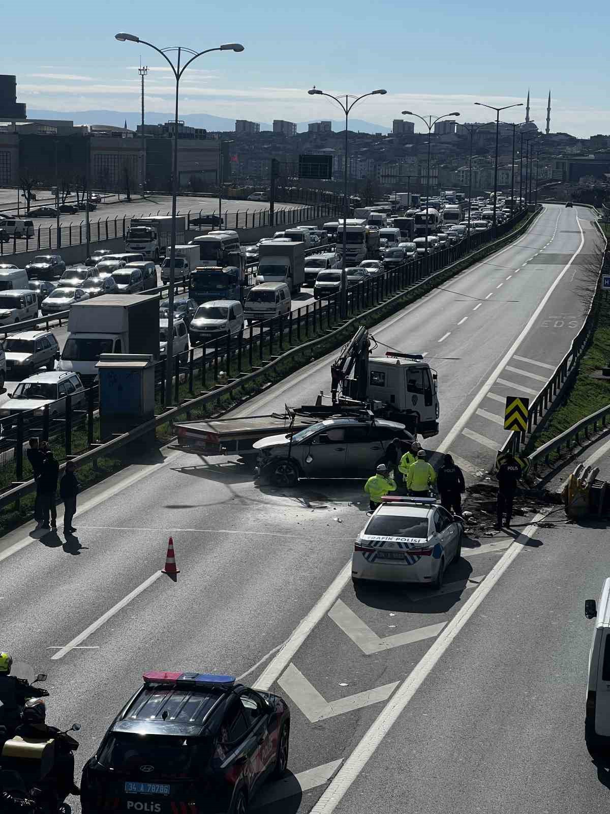 Esenler’de cip refüje çarptı: Araçta sıkışan sürücü yaralandı
