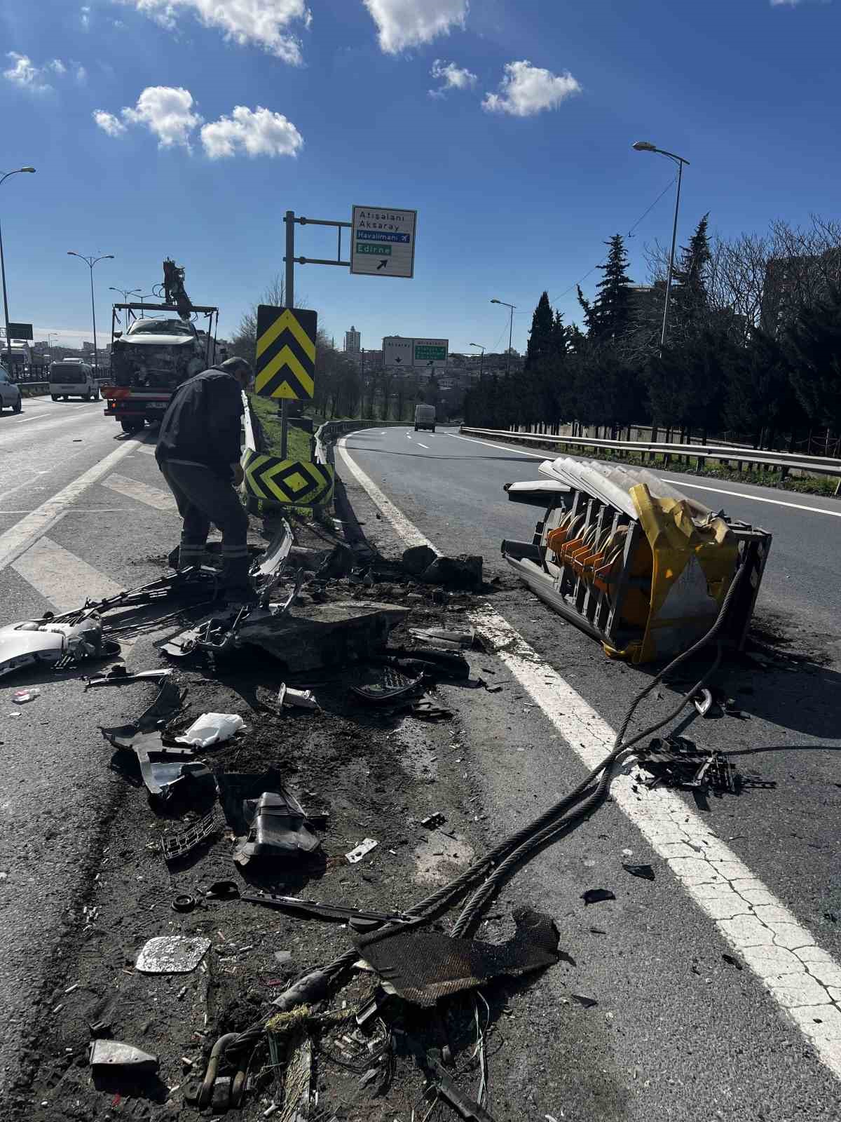 Esenler’de cip refüje çarptı: Araçta sıkışan sürücü yaralandı
