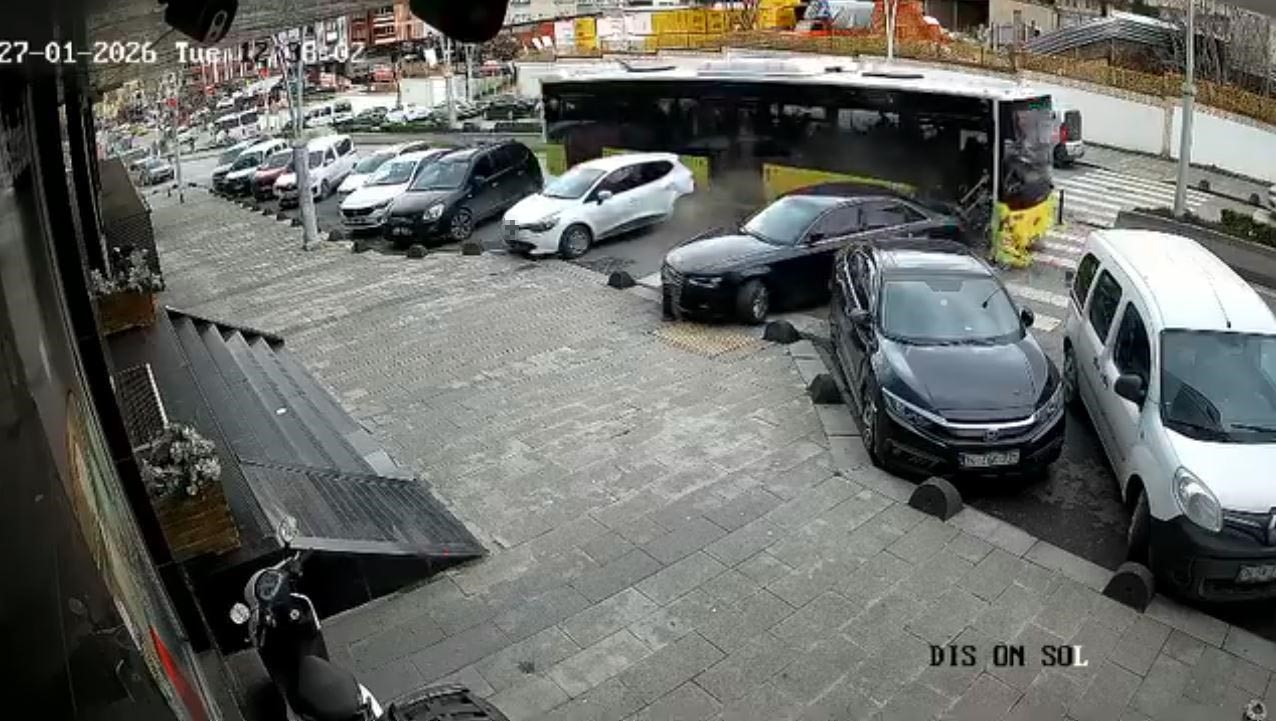 Esenler’de İETT otobüsü park halindeki araçlara çarptı
