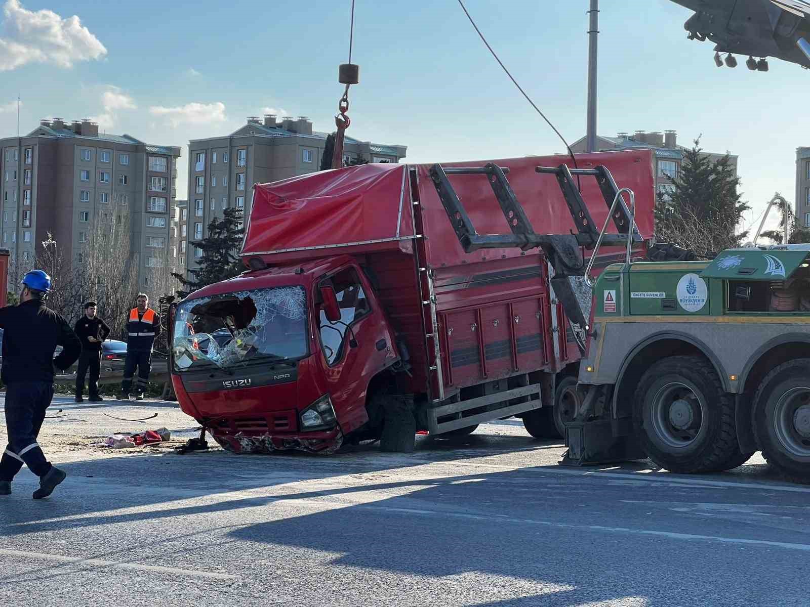 Esenler’de otomobil kamyonete çarptı: 6 yaralı
