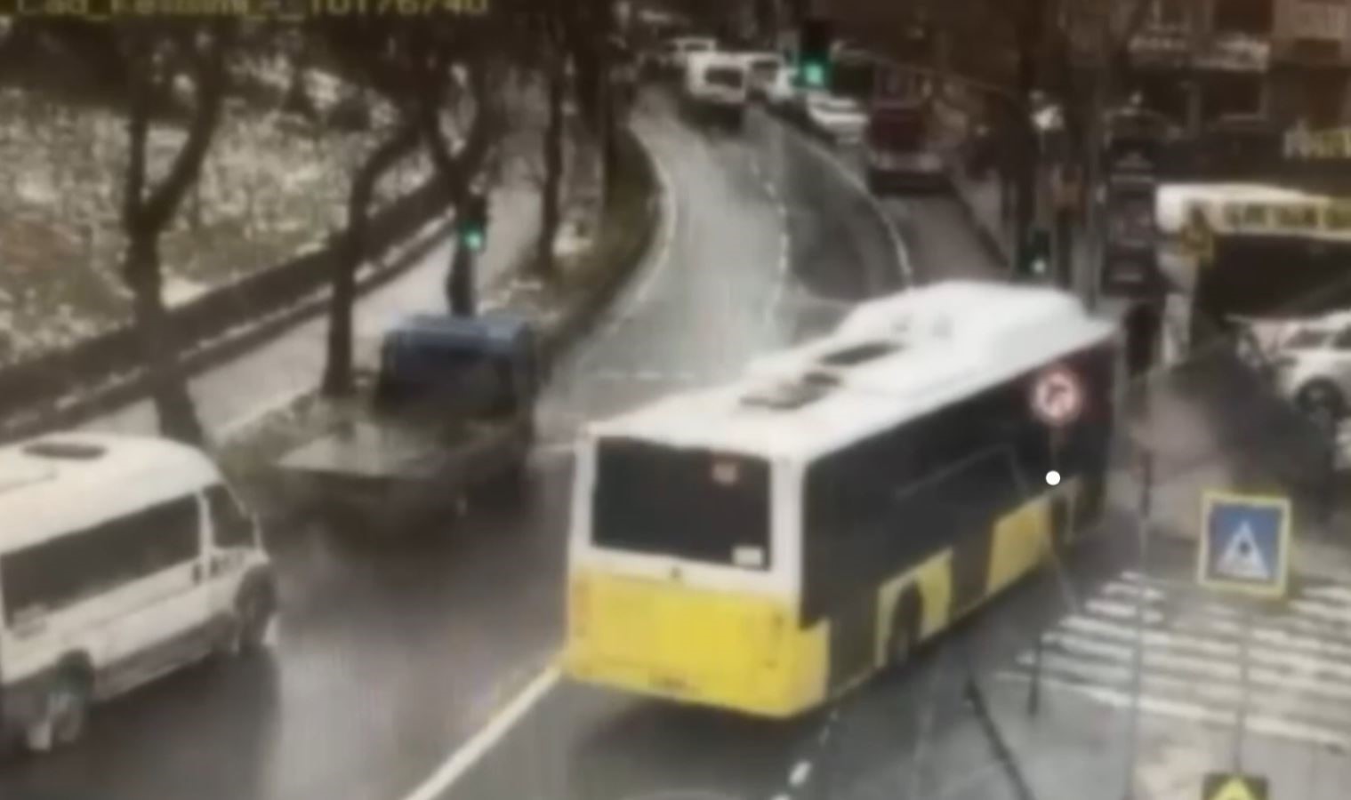 Esenler’de otoparka dalan İETT otobüsünün altında kalmaktan son anda kurtuldu
Esenler’de otoparka dalan İETT otobüsünün altında kalmaktan son anda kurtuldu