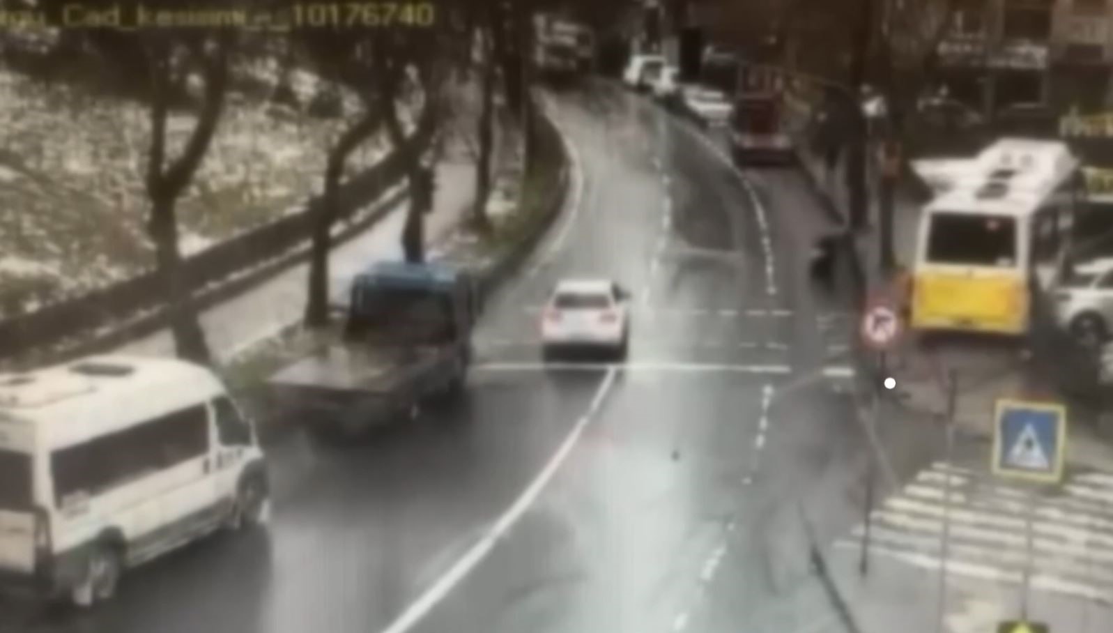 Esenler’de otoparka dalan İETT otobüsünün altında kalmaktan son anda kurtuldu
Esenler’de otoparka dalan İETT otobüsünün altında kalmaktan son anda kurtuldu