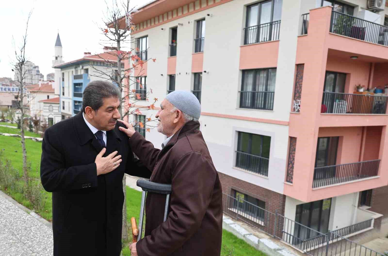 Esenler’de Sosyal Kart ile emeklilere anlamlı destek
