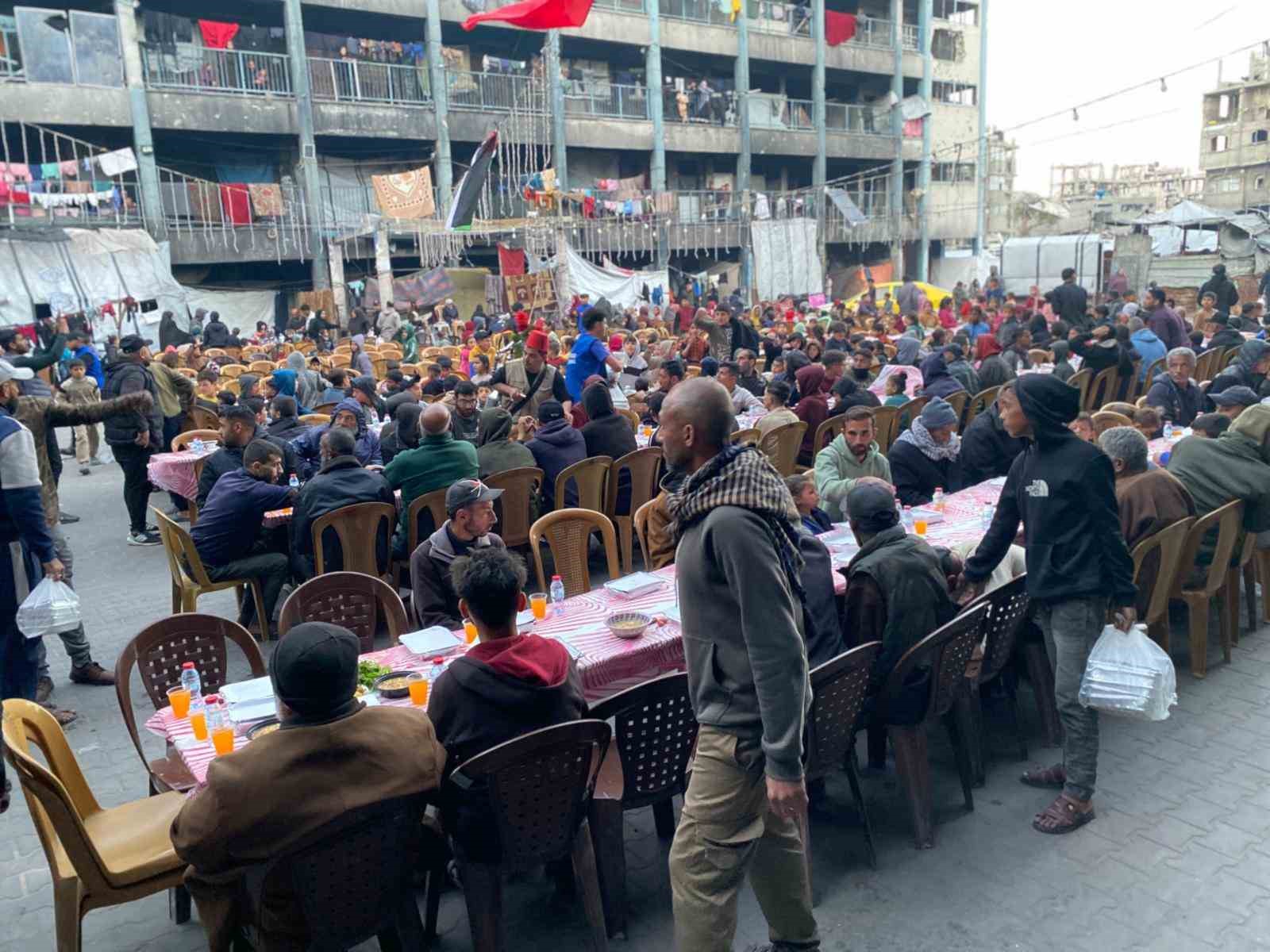 Esenler’den Gazze’ye 10 bin kişilik iftar sofrası
