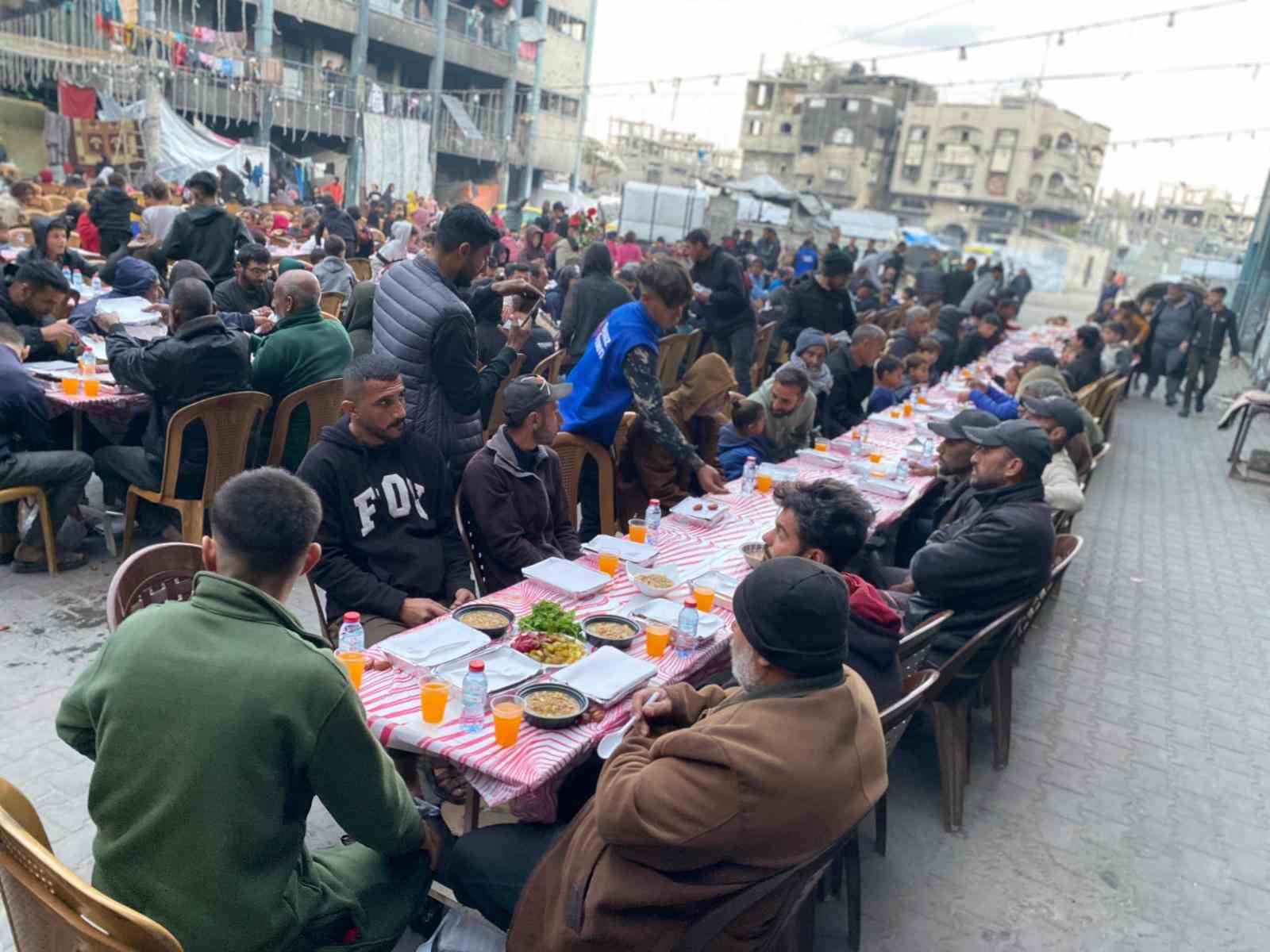 Esenler’den Gazze’ye 10 bin kişilik iftar sofrası
