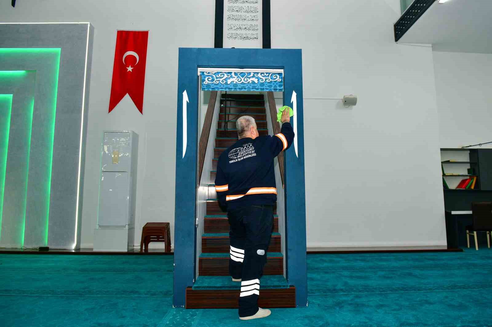 Esenyurt bayrama hazır: İlçe genelinde kapsamlı temizlik seferberliği
