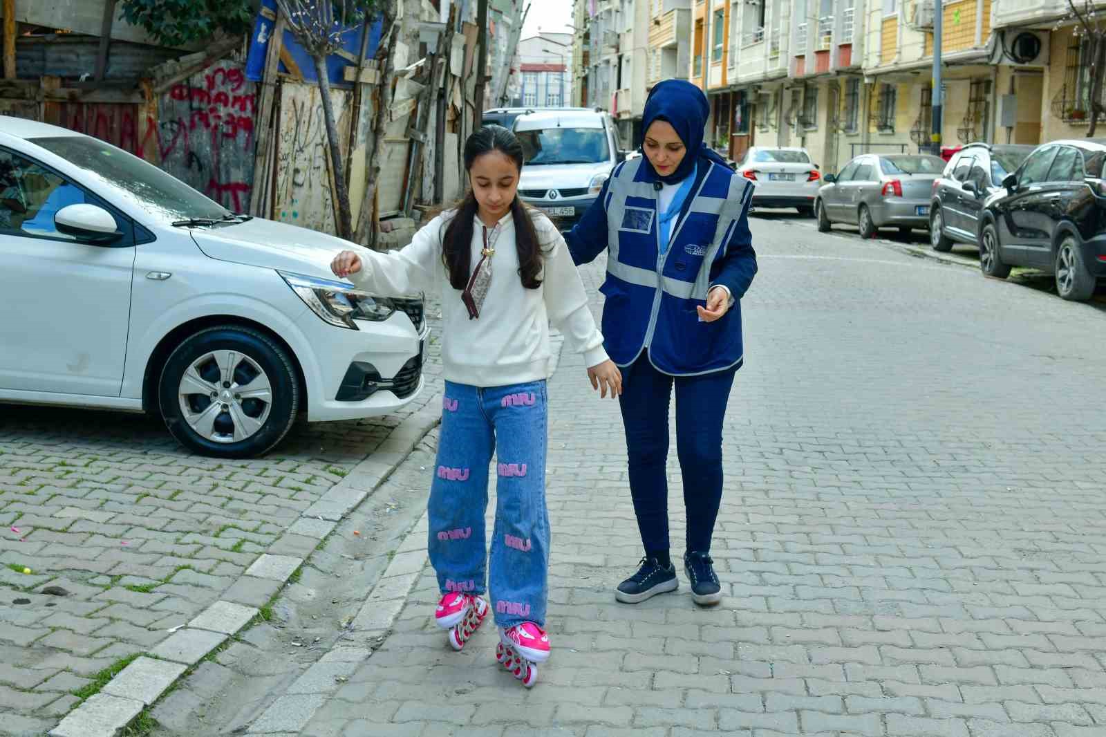 Esenyurt Belediye Başkan Vekili Can Aksoy, 11 yaşındaki Nazlı’ya paten sürprizi
