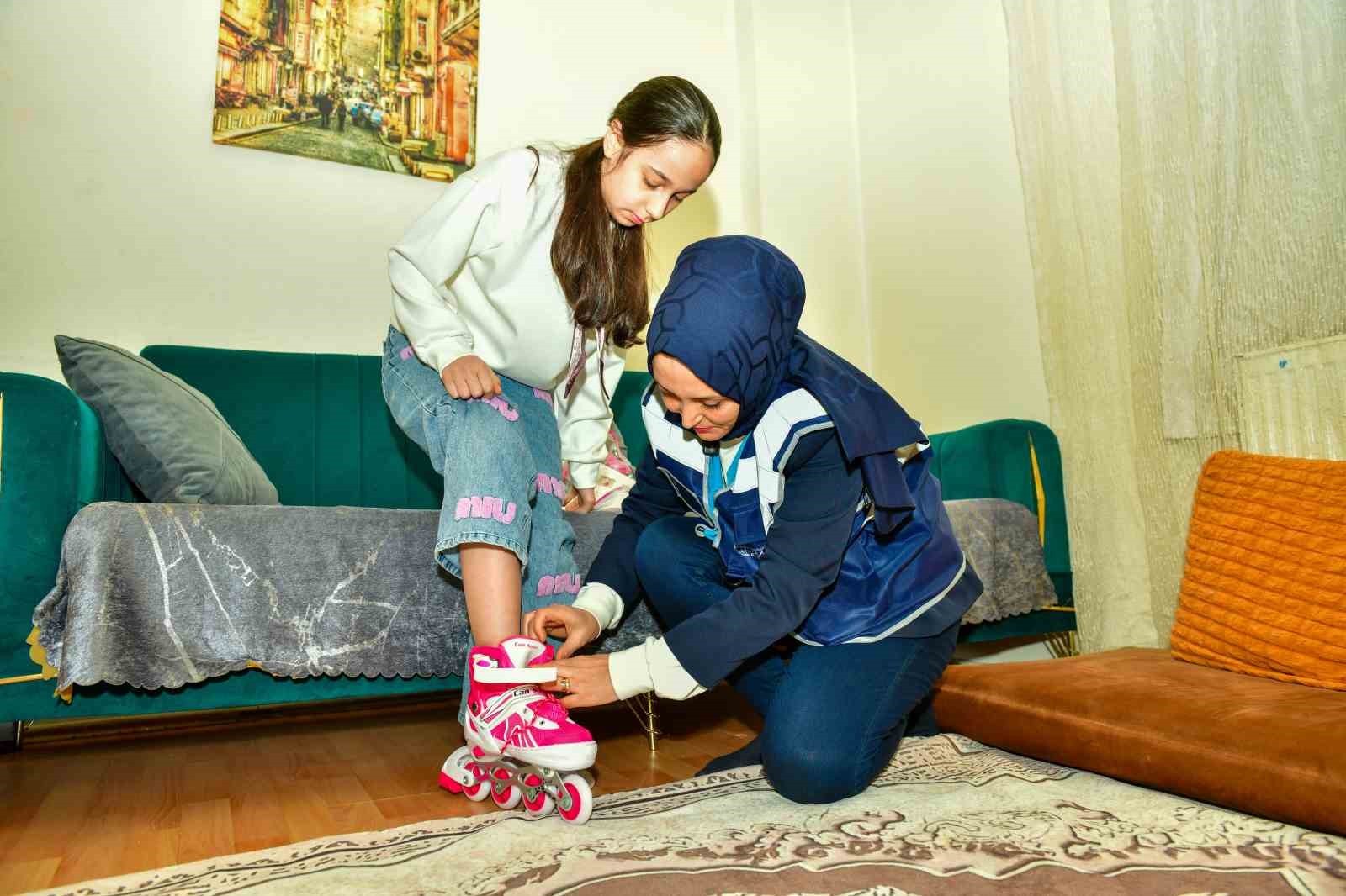 Esenyurt Belediye Başkan Vekili Can Aksoy, 11 yaşındaki Nazlı’ya paten sürprizi
