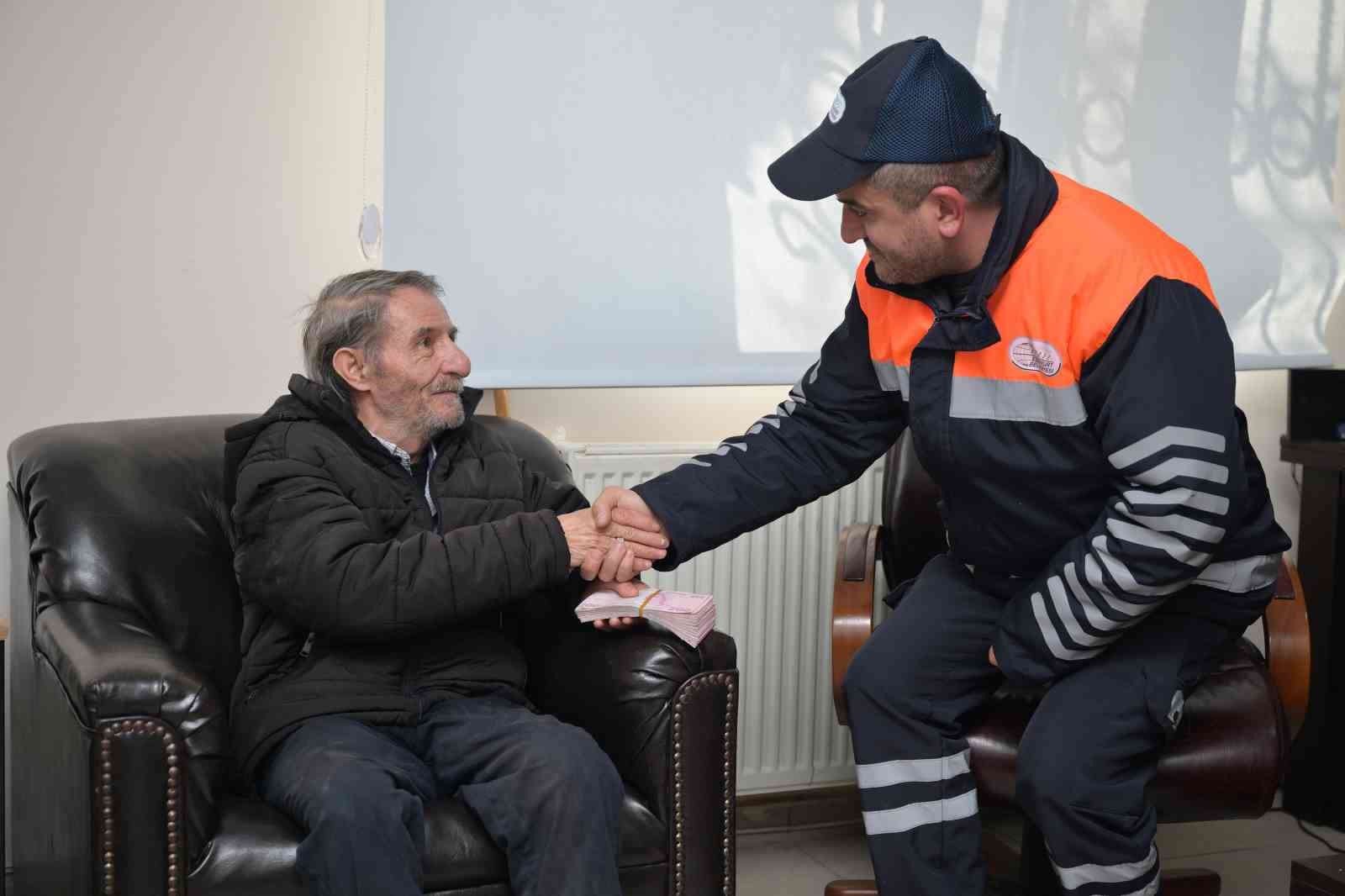 Esenyurt Belediye personeli yolda bulduğu para dolu poşeti sahibine teslim etti
