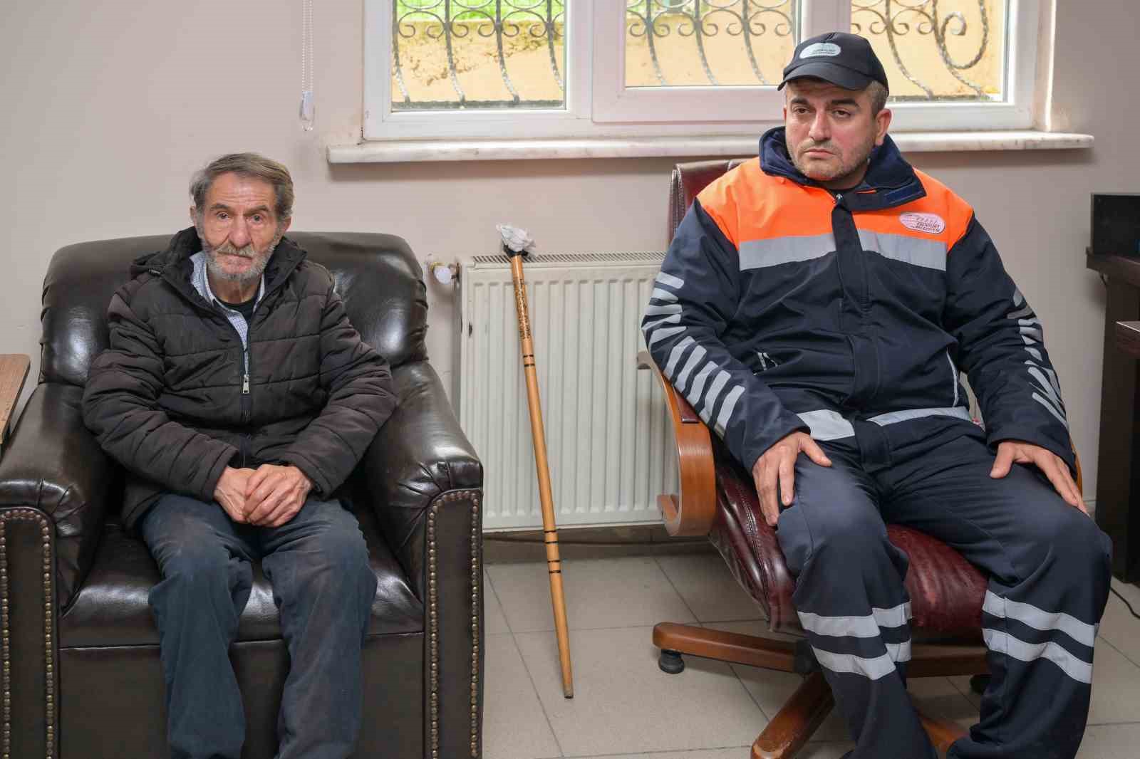 Esenyurt Belediye personeli yolda bulduğu para dolu poşeti sahibine teslim etti
